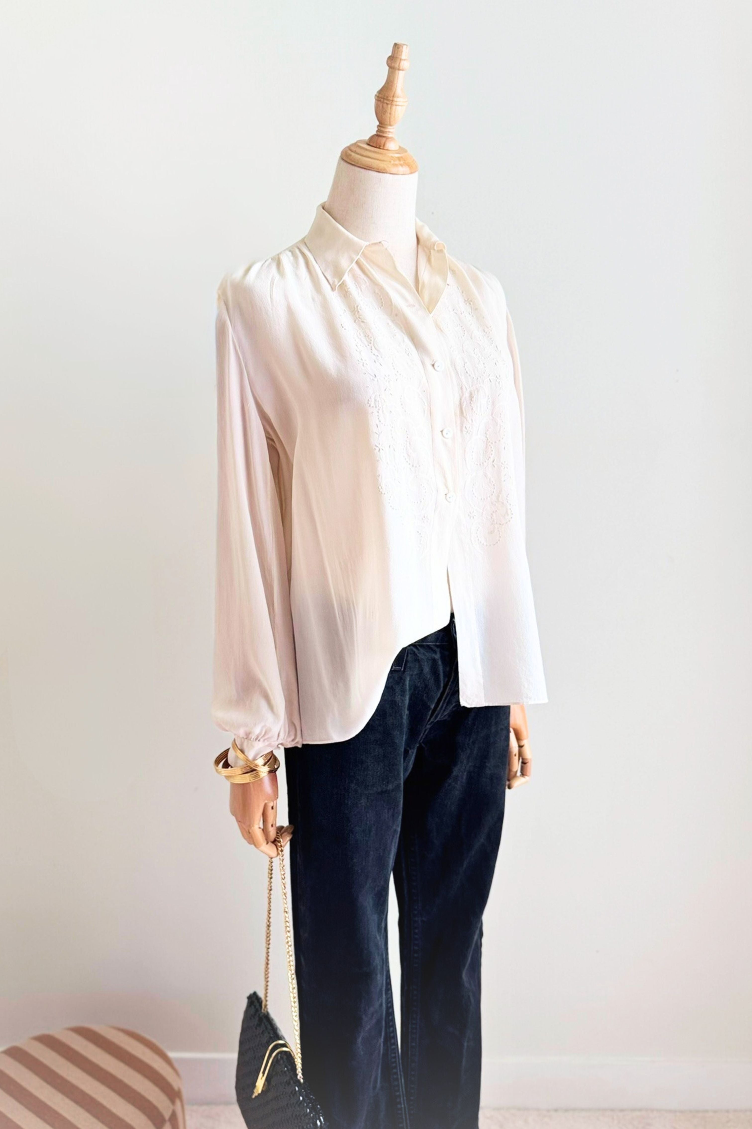 Chemisier délicat en soie brodé écru