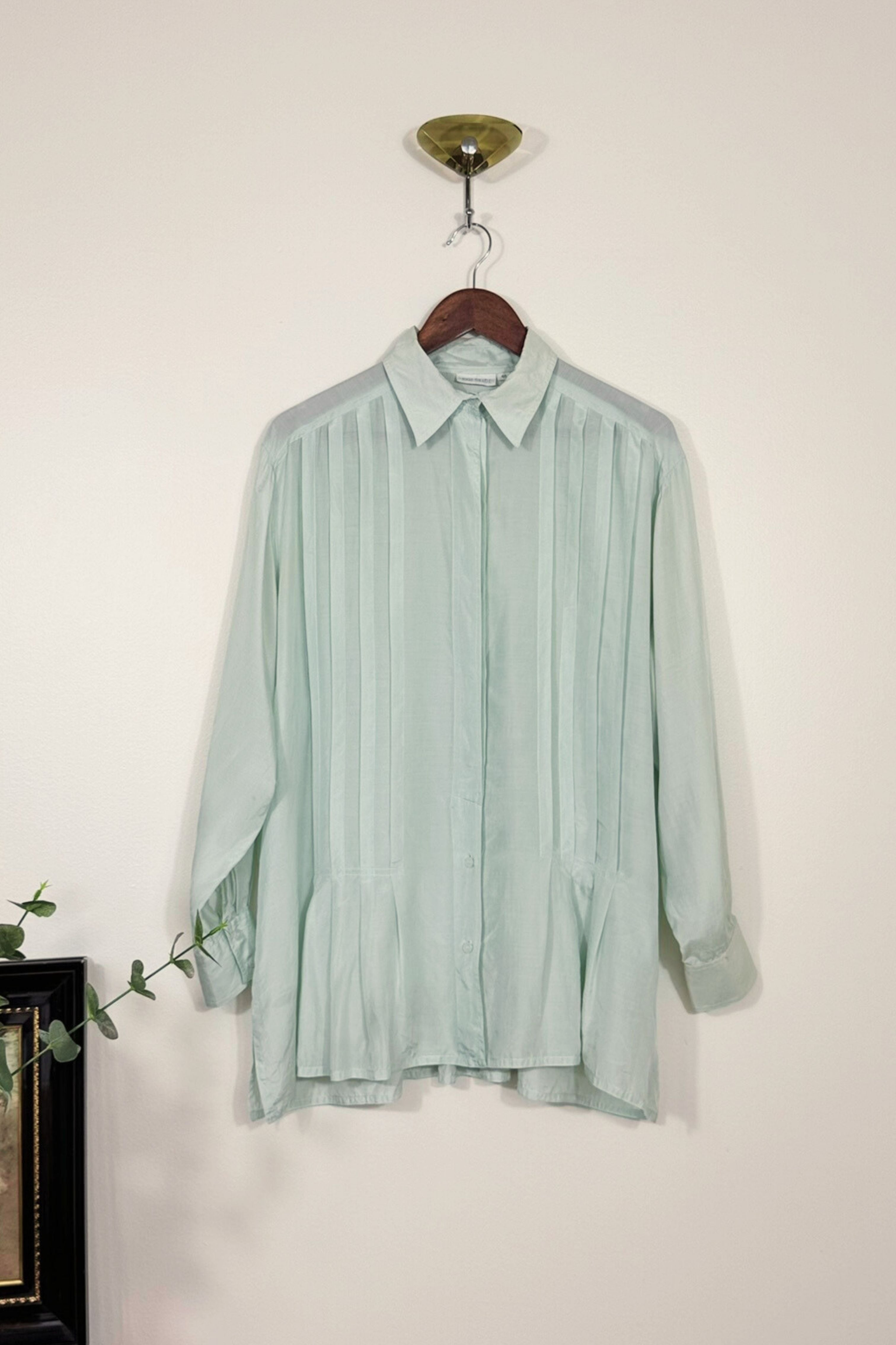 Chemise en soie plissée vert d'eau
