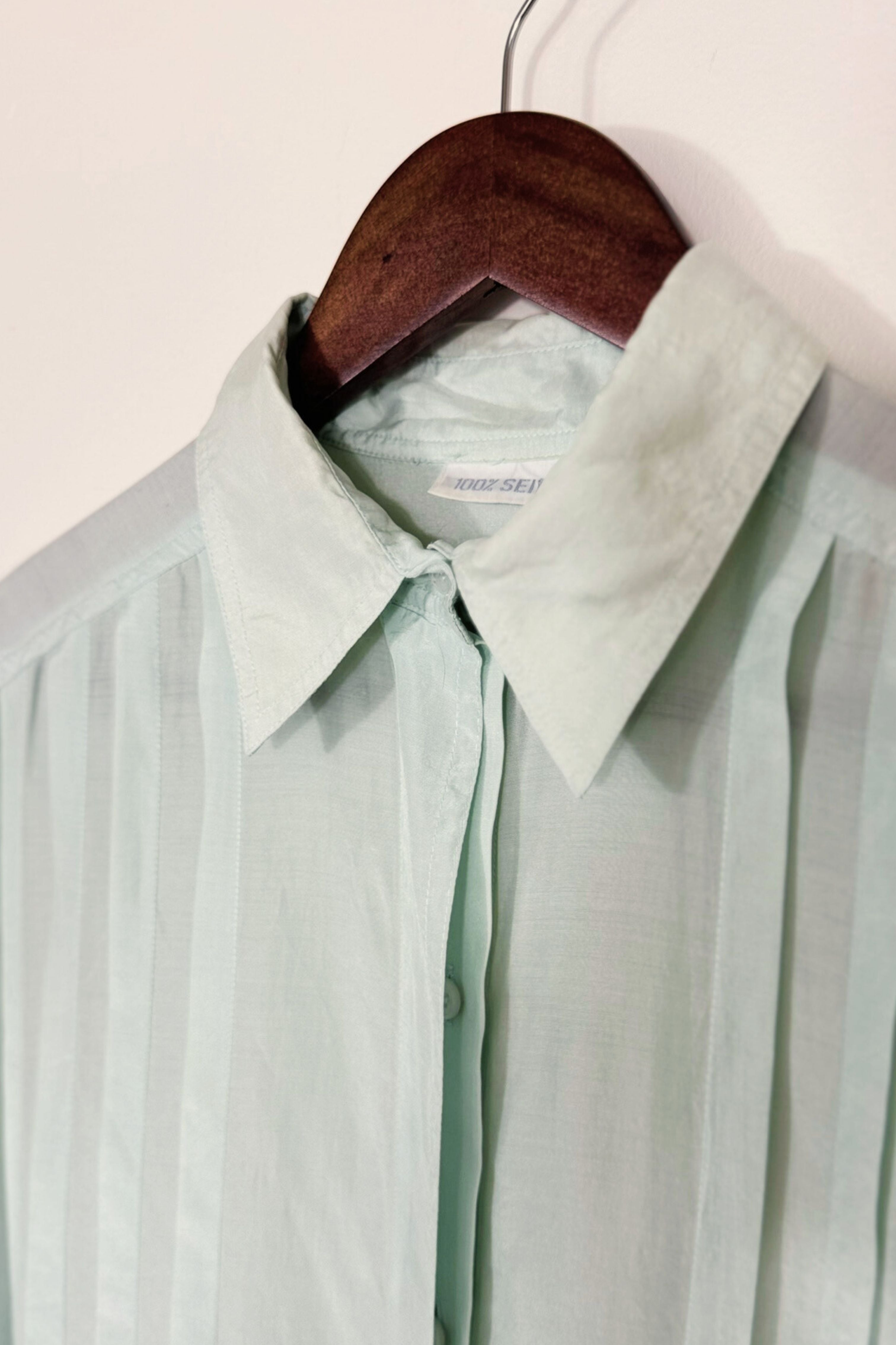 Chemise en soie plissée vert d'eau