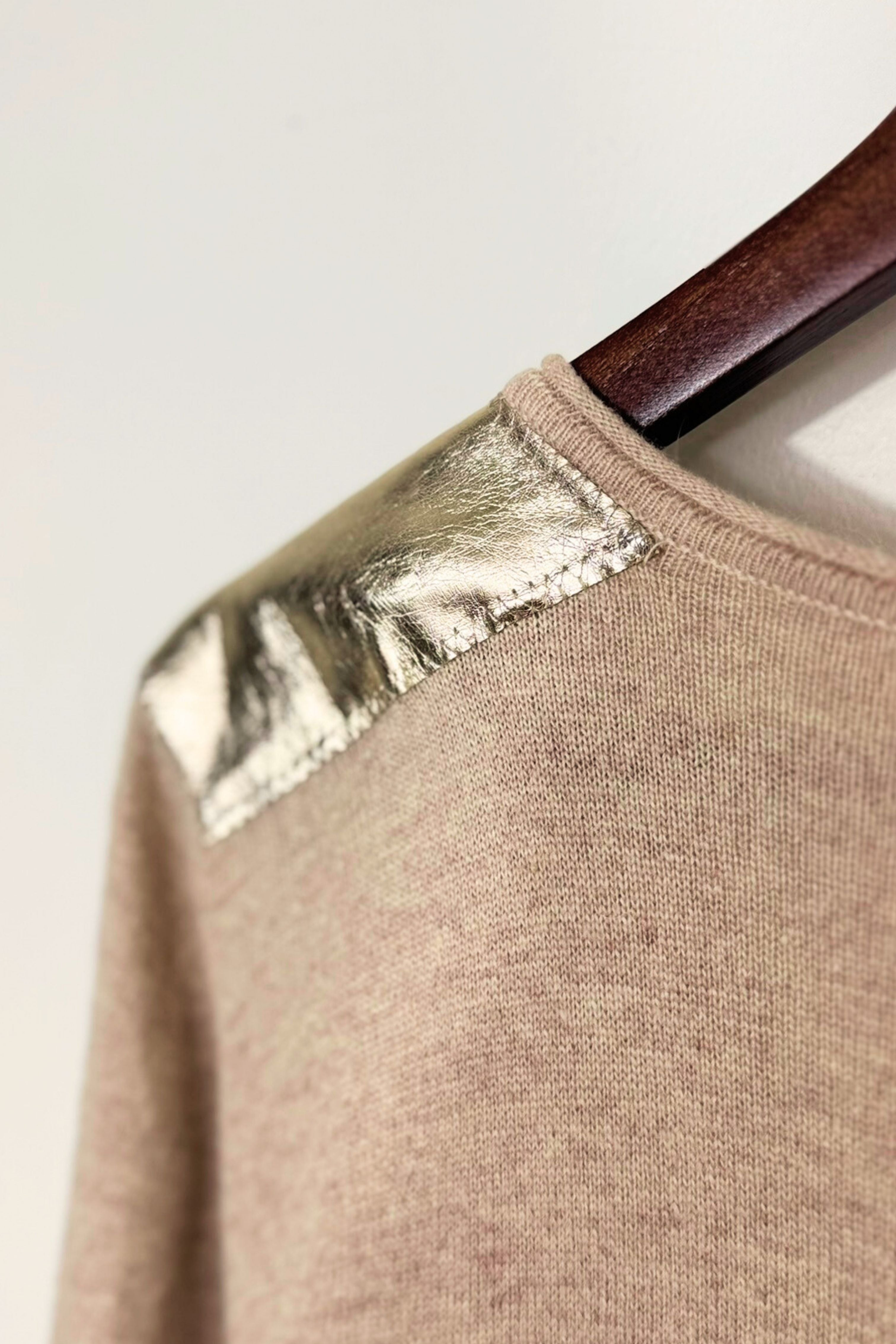 Pull fin beige et cuir doré