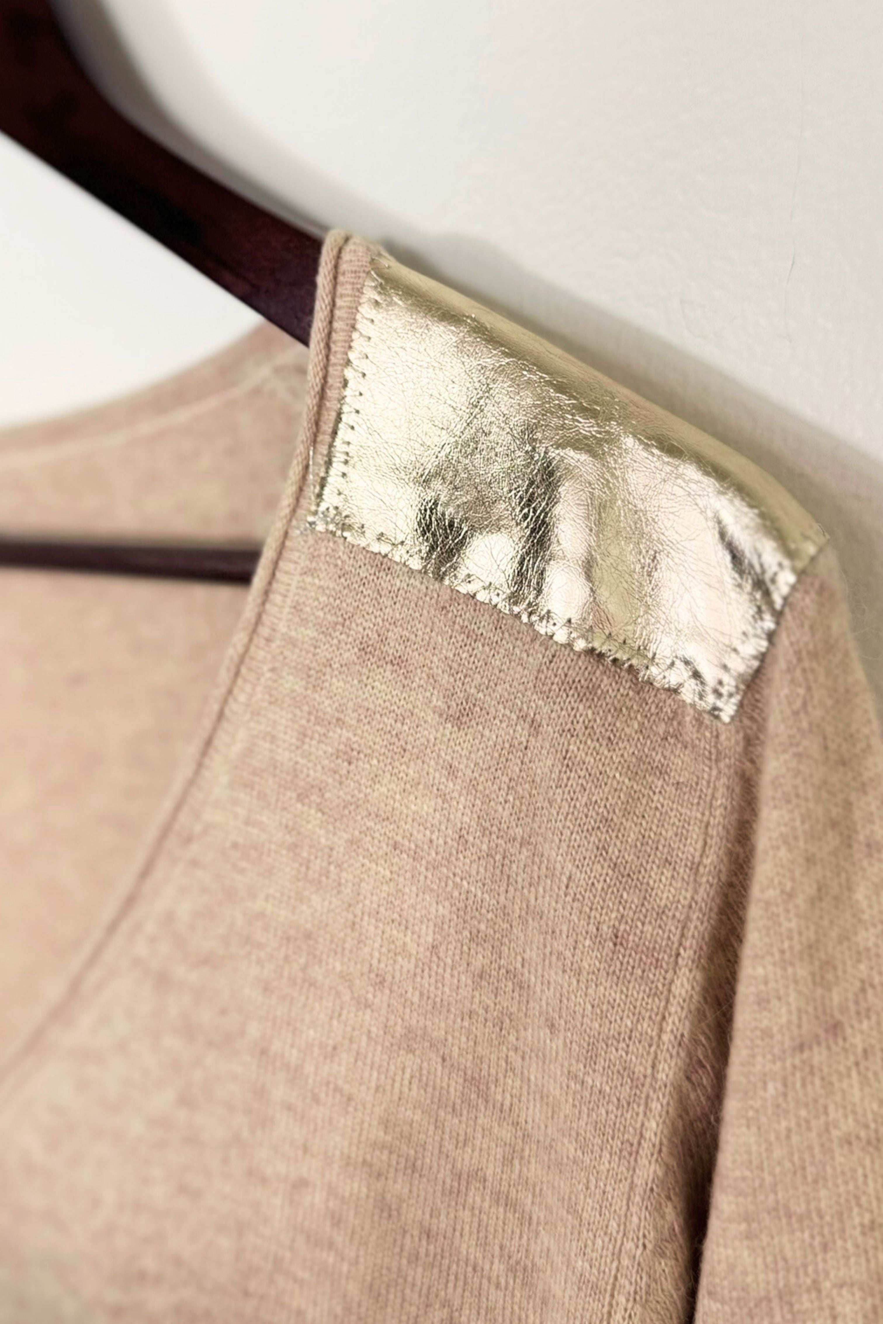 Pull fin beige et cuir doré
