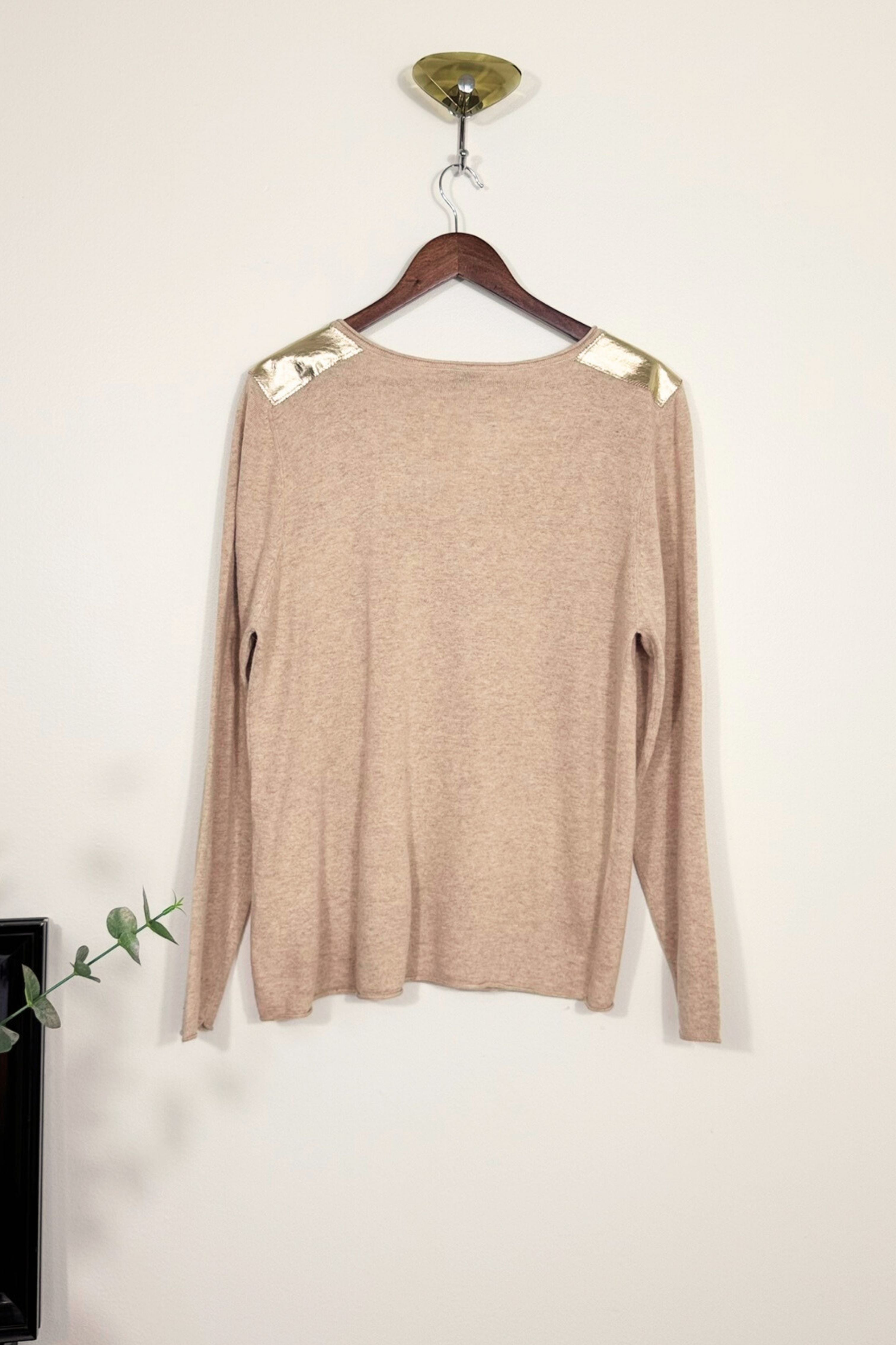 Pull fin beige et cuir doré