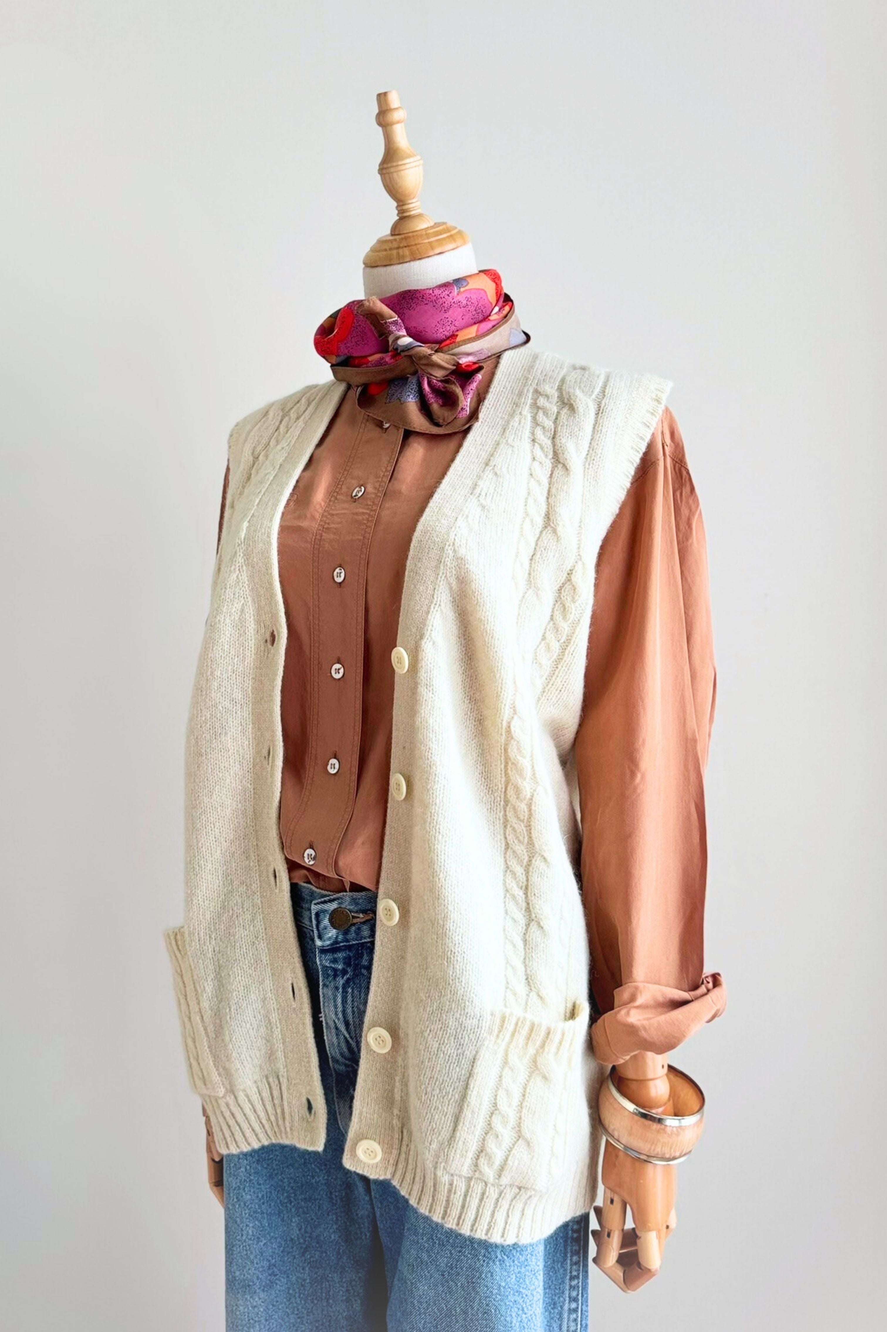 Gilet sans manche en laine boutonné écru