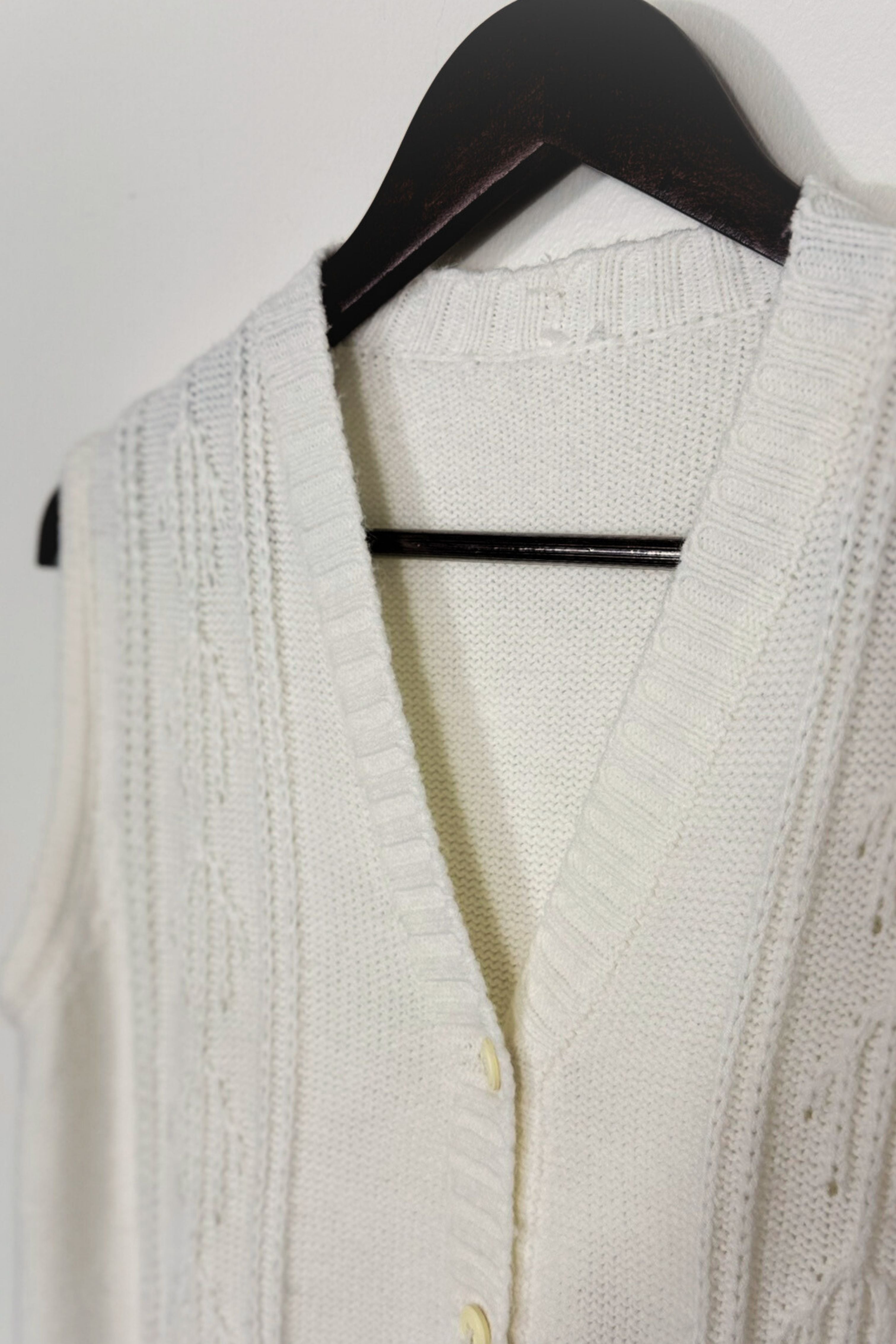 Gilet sans manche en laine boutonné blanc
