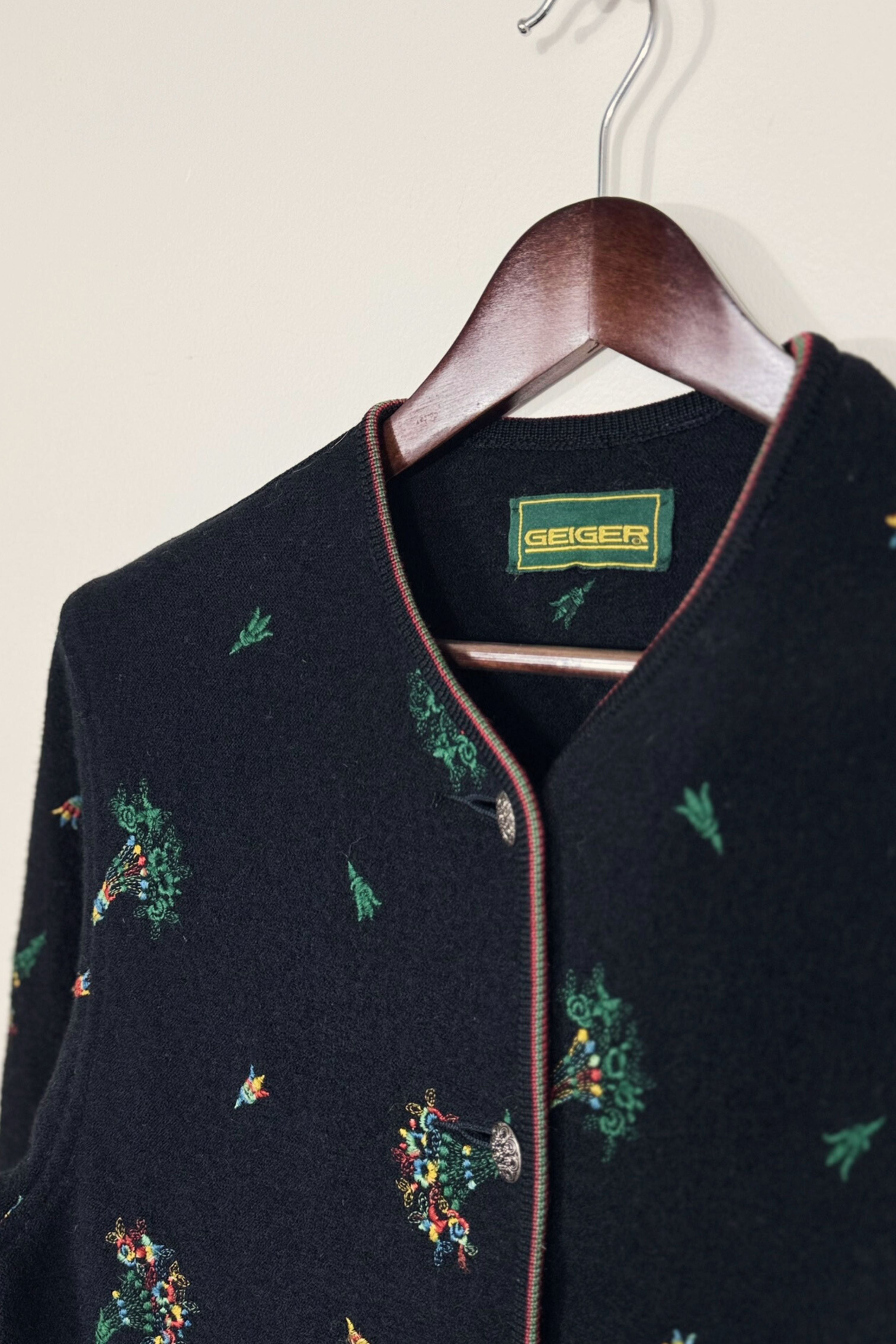 Veste autrichienne brodée en laine noire