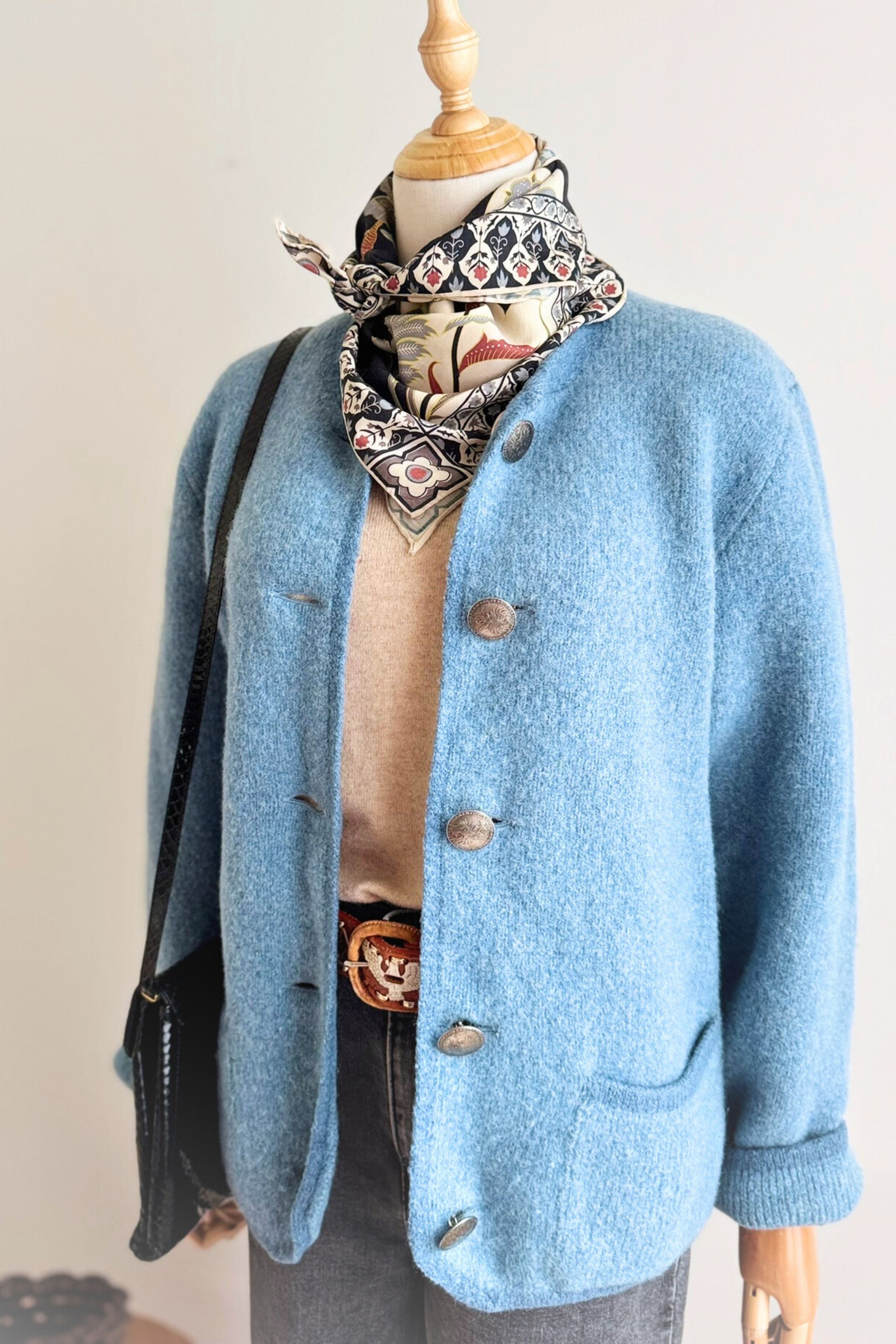 Veste autrichienne en laine bleu ciel