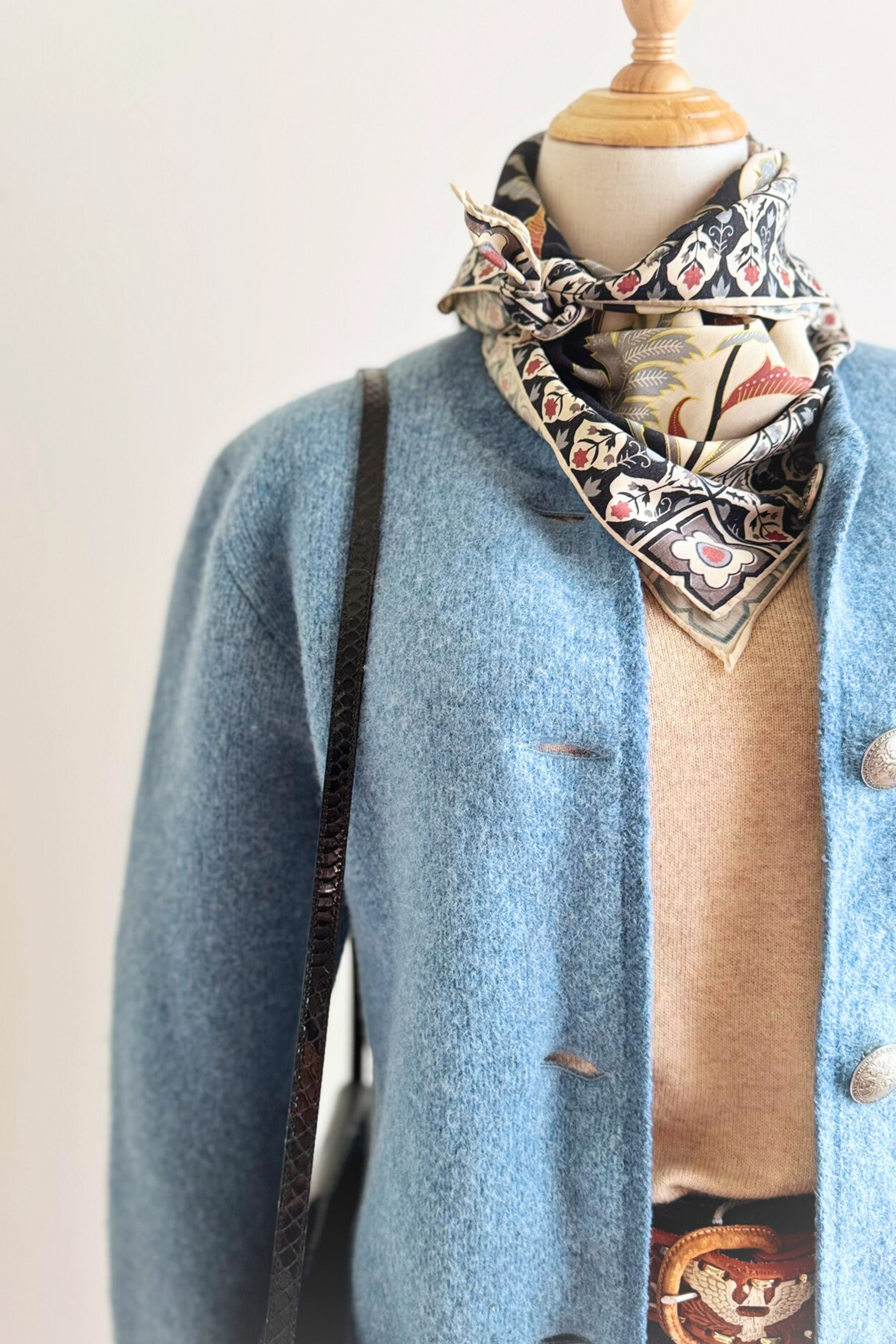 Veste autrichienne en laine bleu ciel