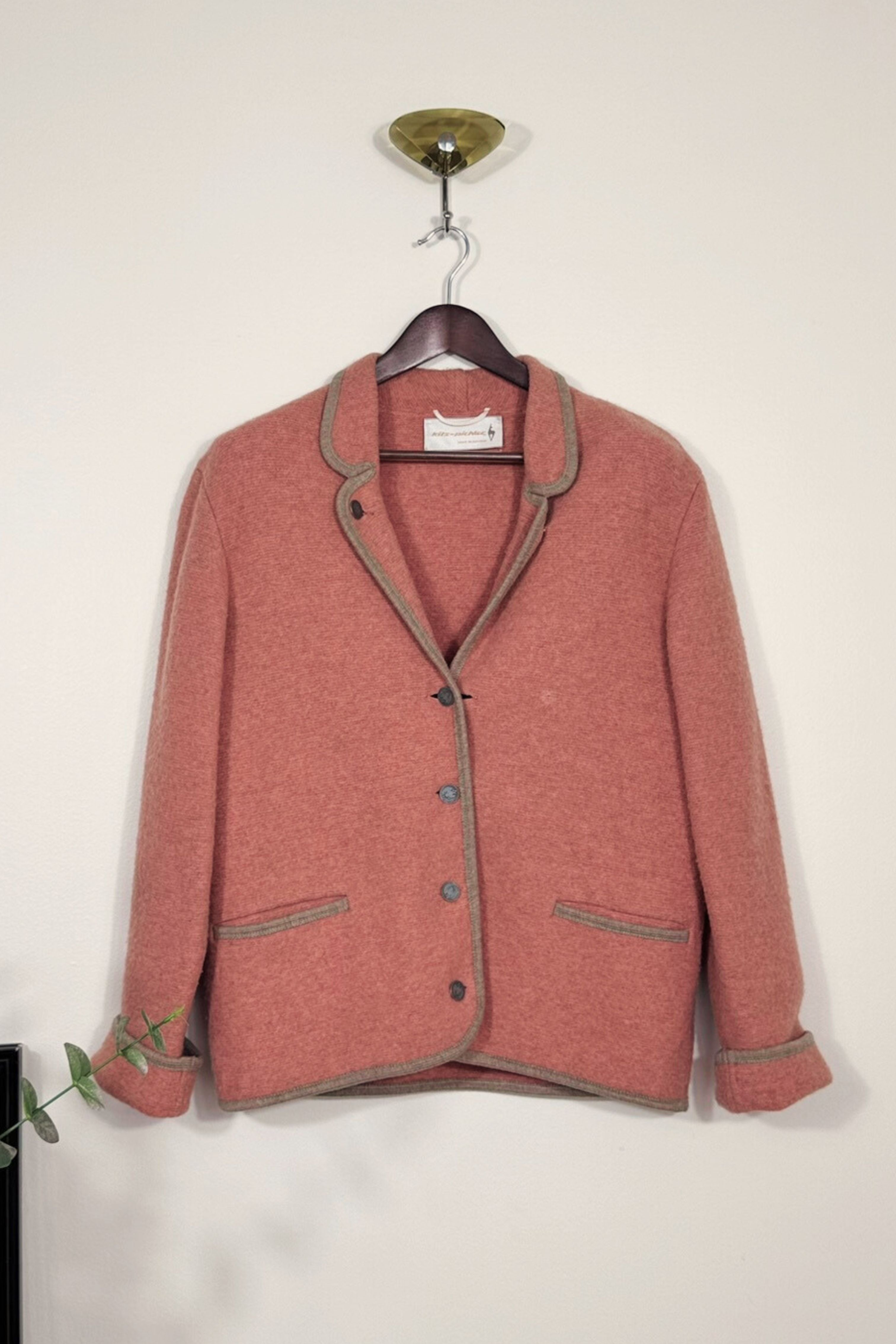 Veste autrichienne en laine rose