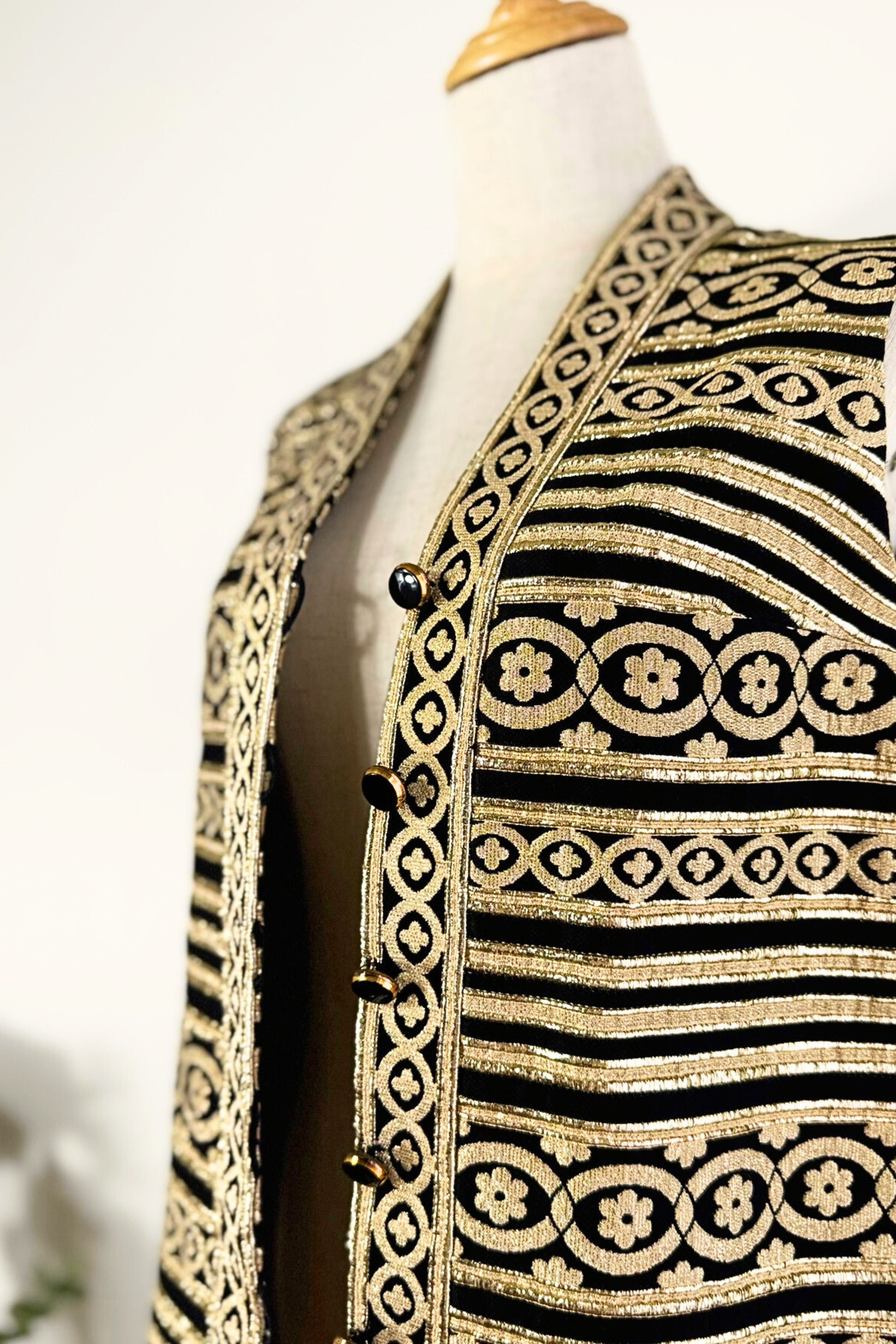 Veste sans manche brodée noire et or