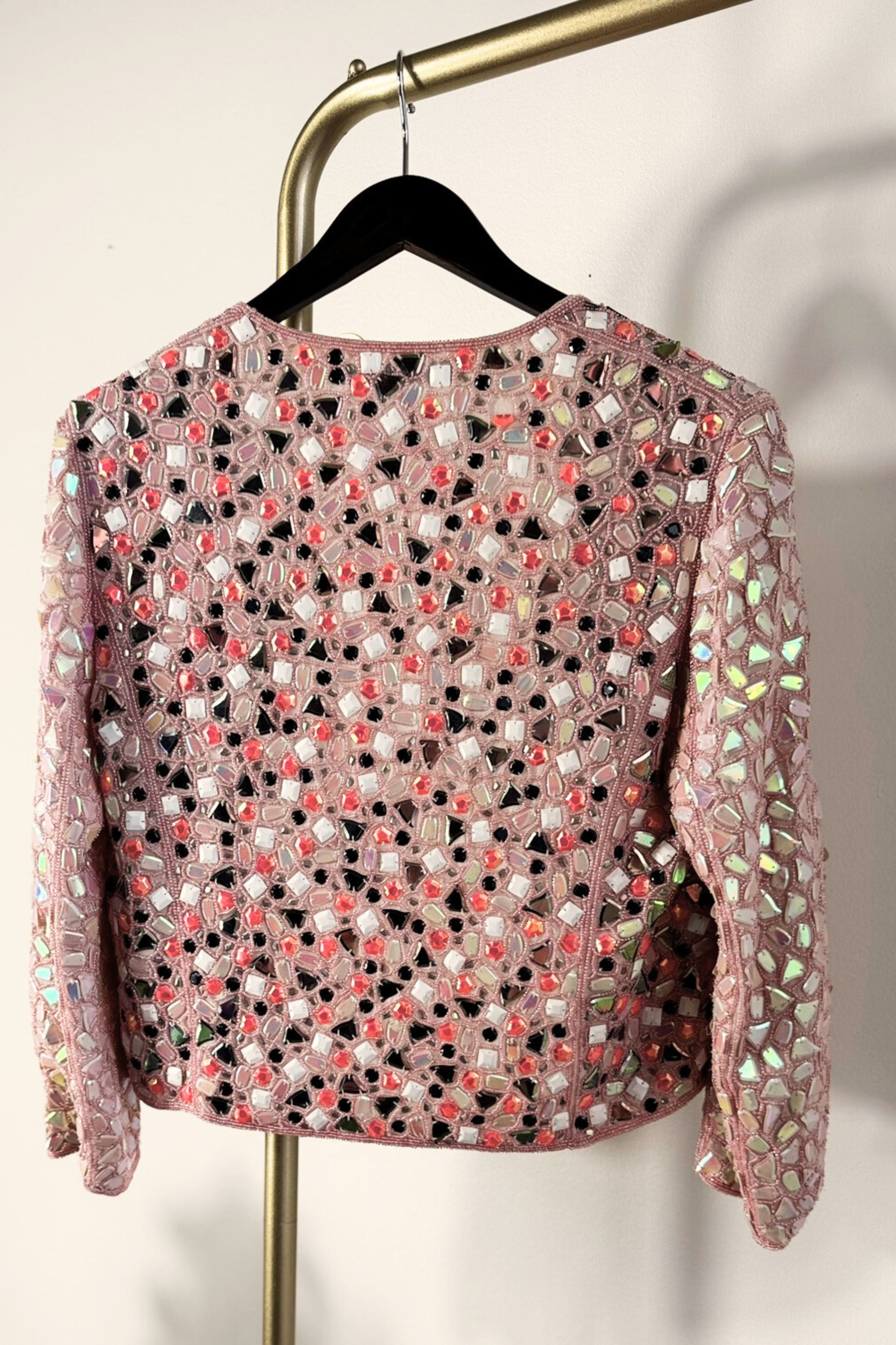 Veste rose courte en brodée de sequins