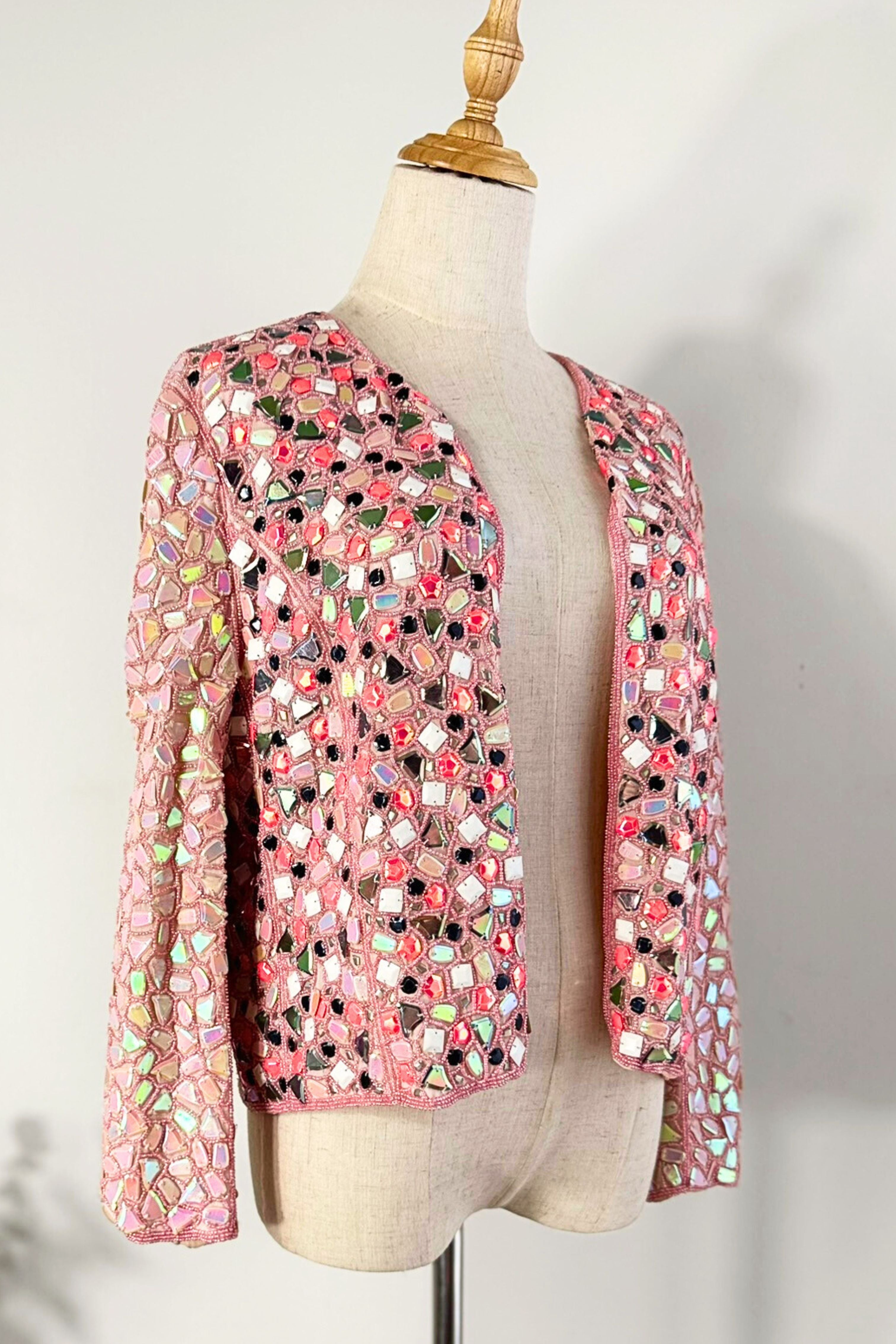 Veste rose courte en brodée de sequins