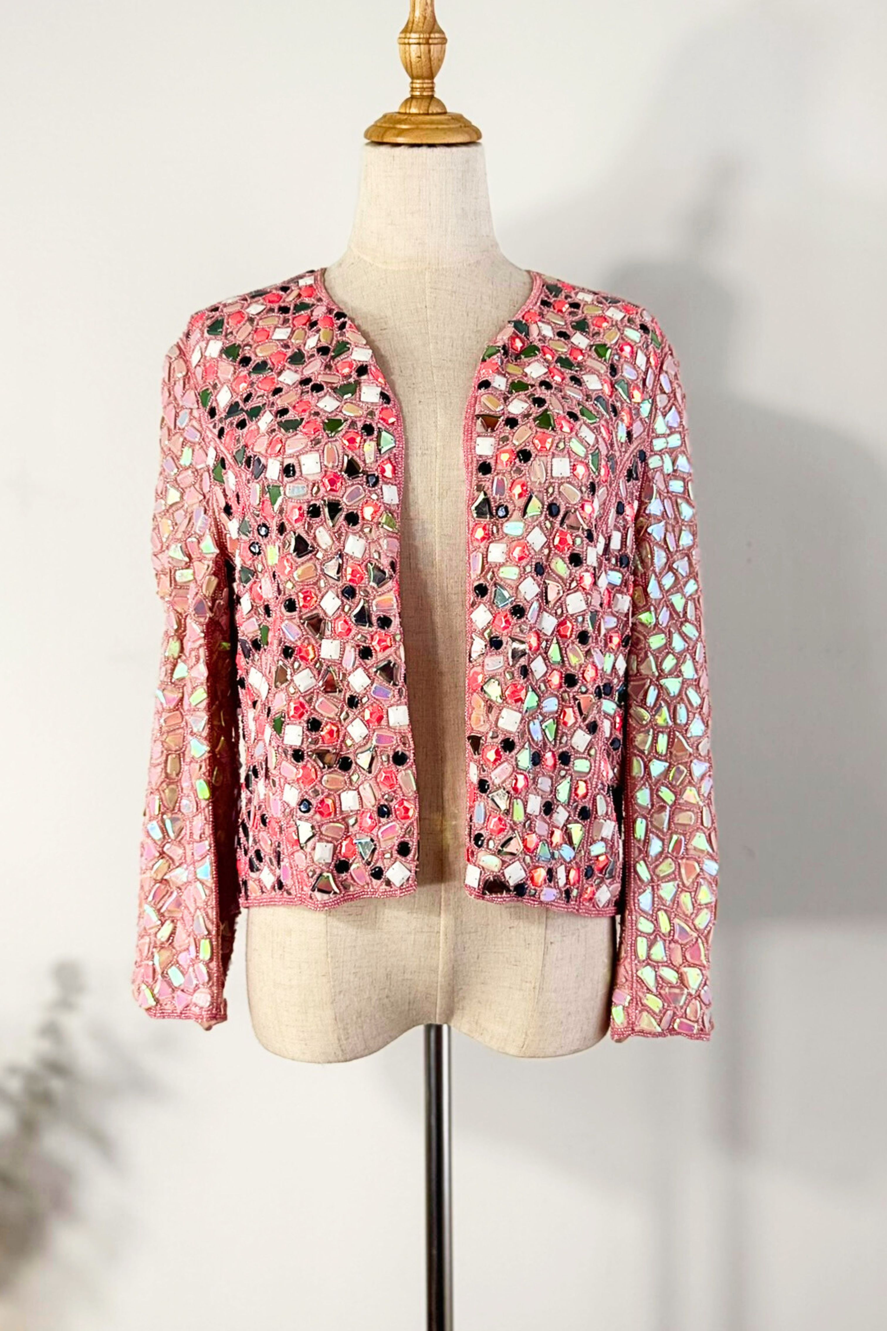 Veste rose courte en brodée de sequins