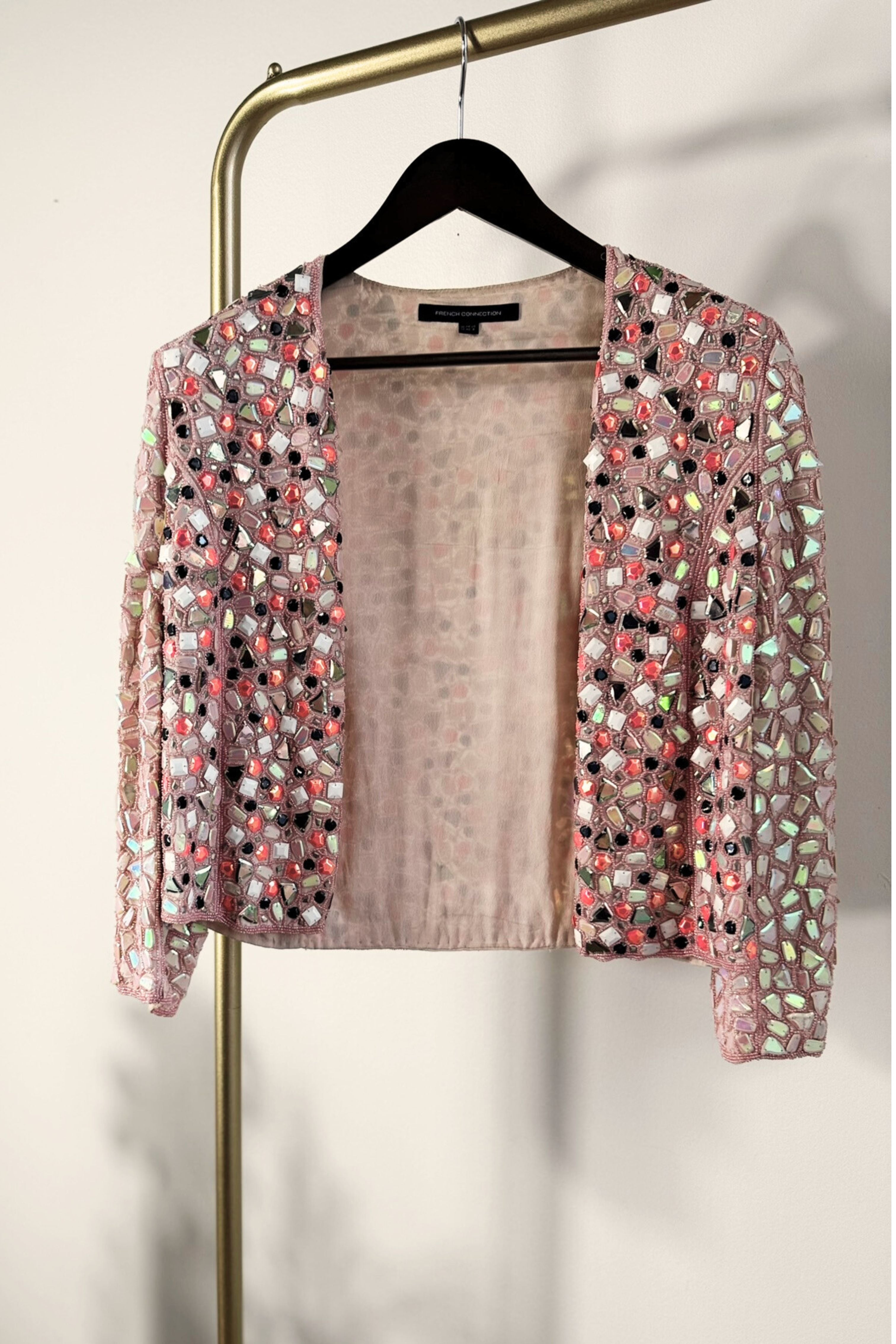 Veste rose courte en brodée de sequins