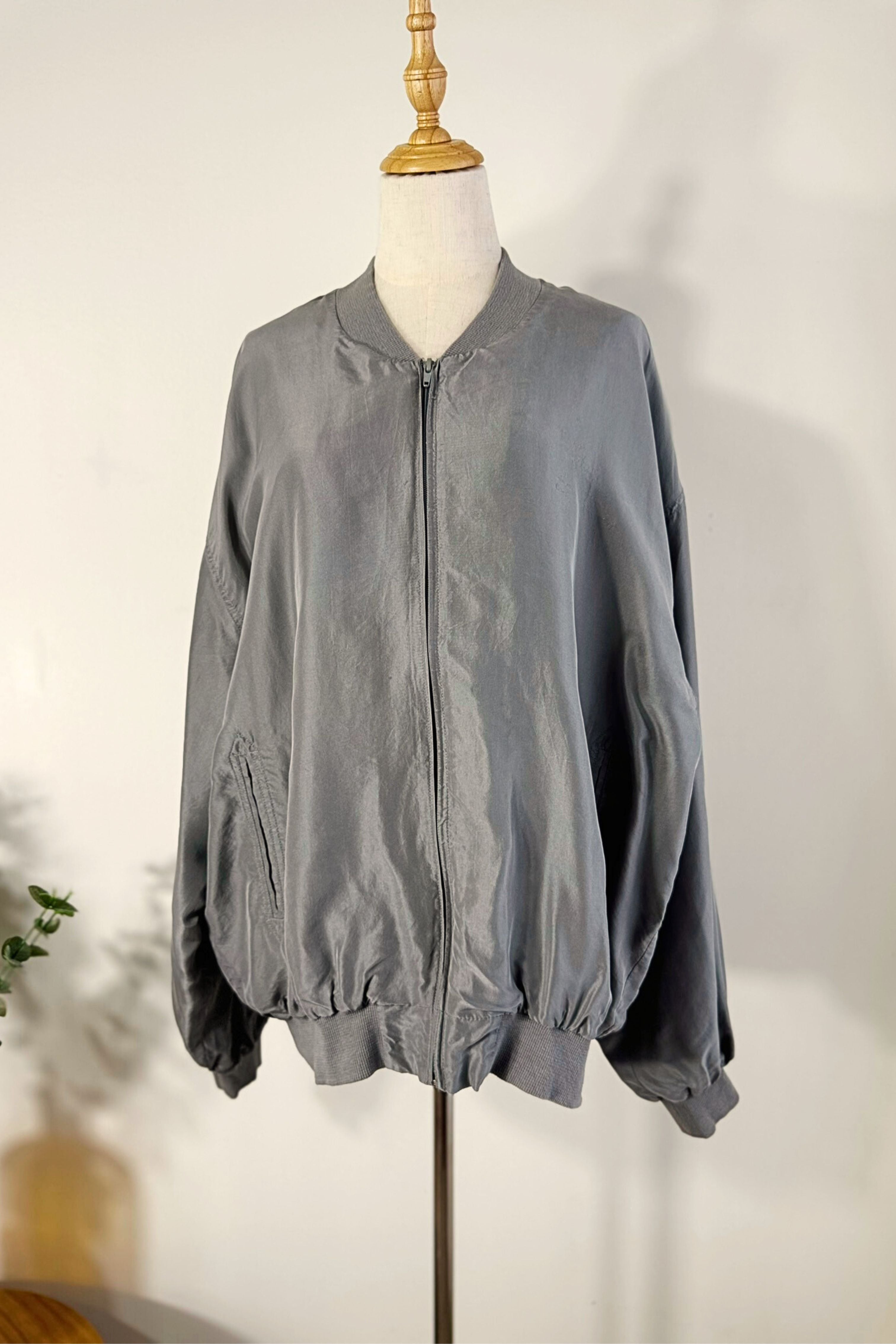 Veste bomber en soie gris clair