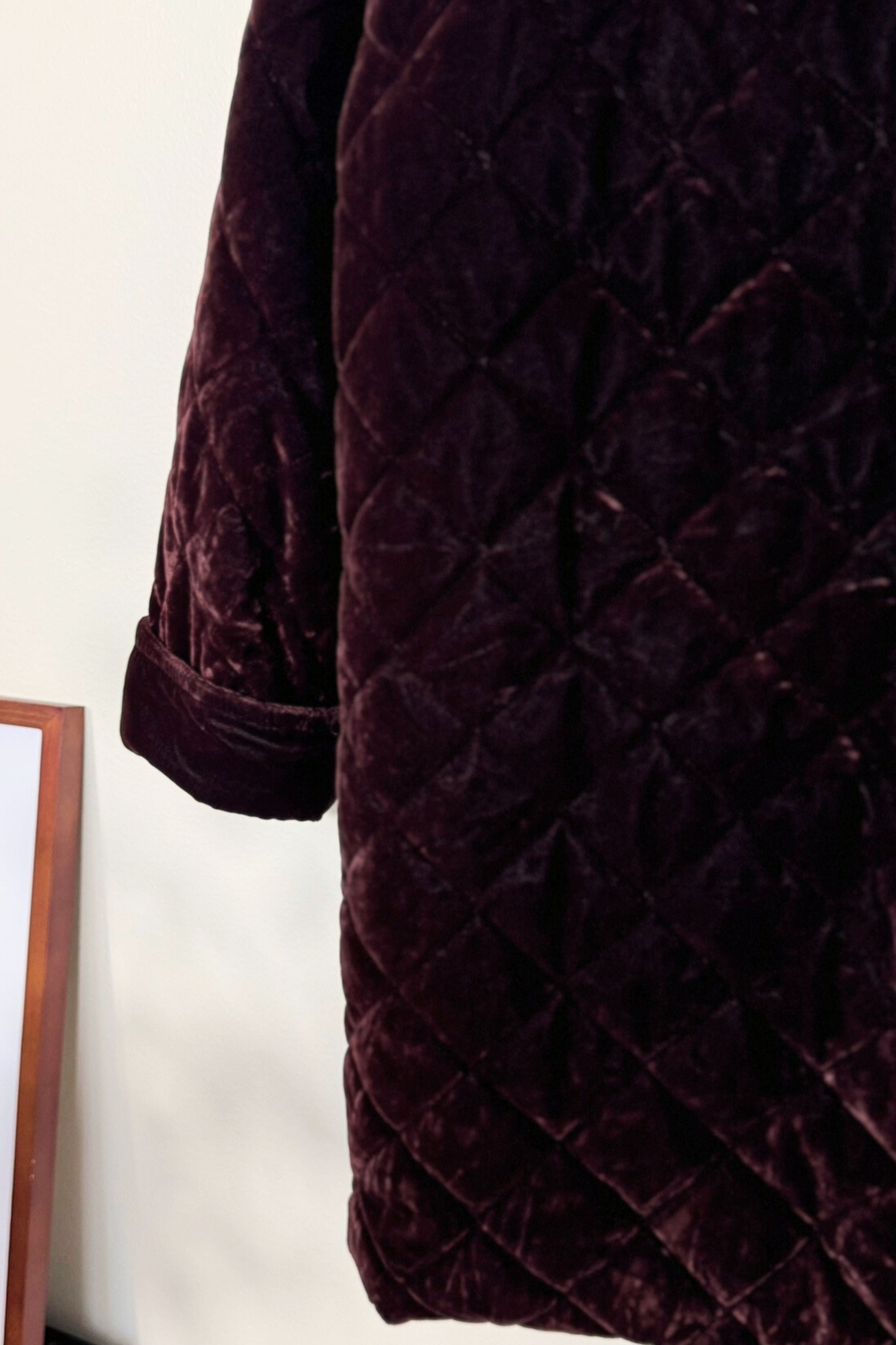 Manteau matelassé mi long en velours violet