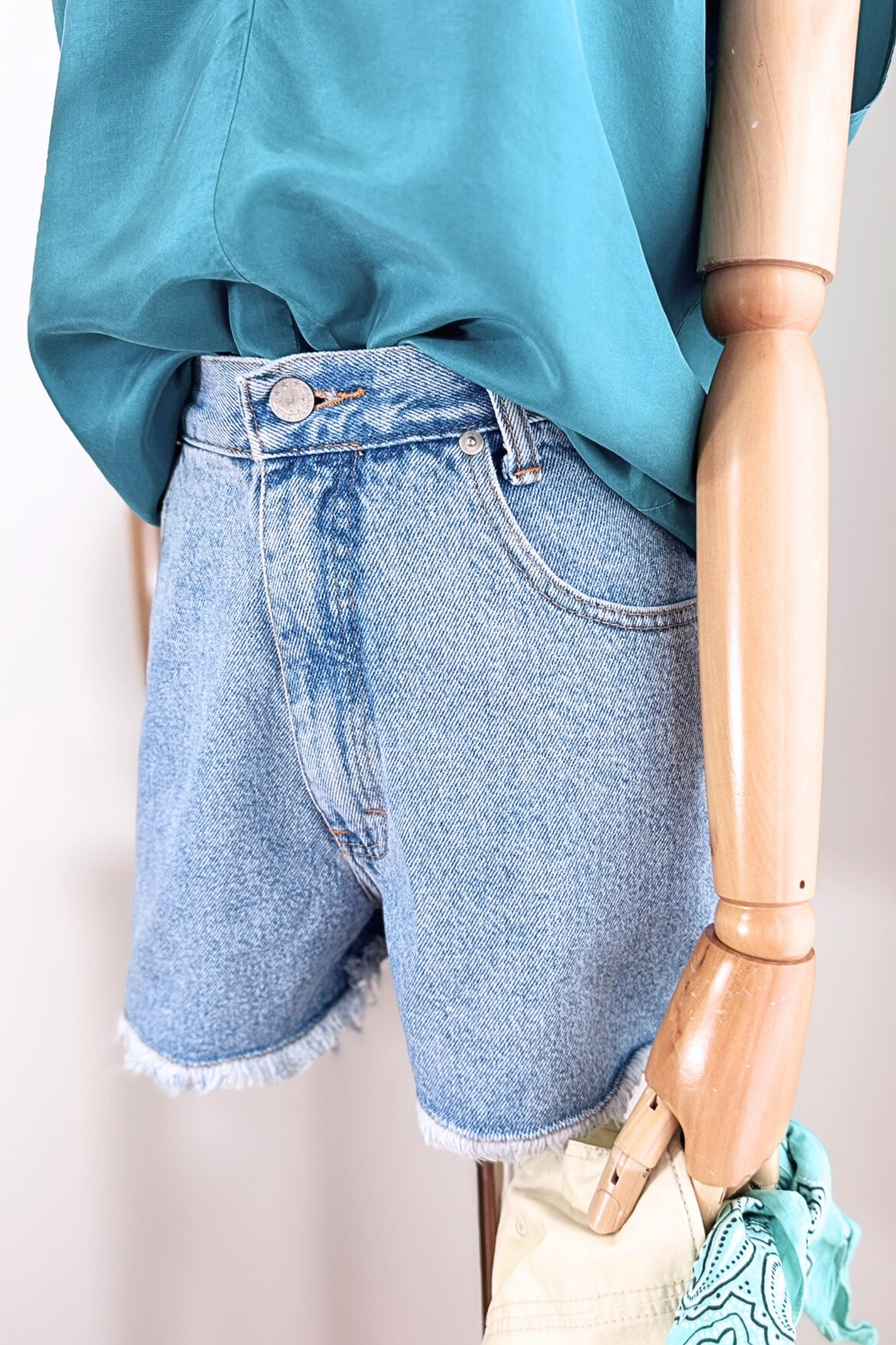 Short en jeans court effiloché denim clair