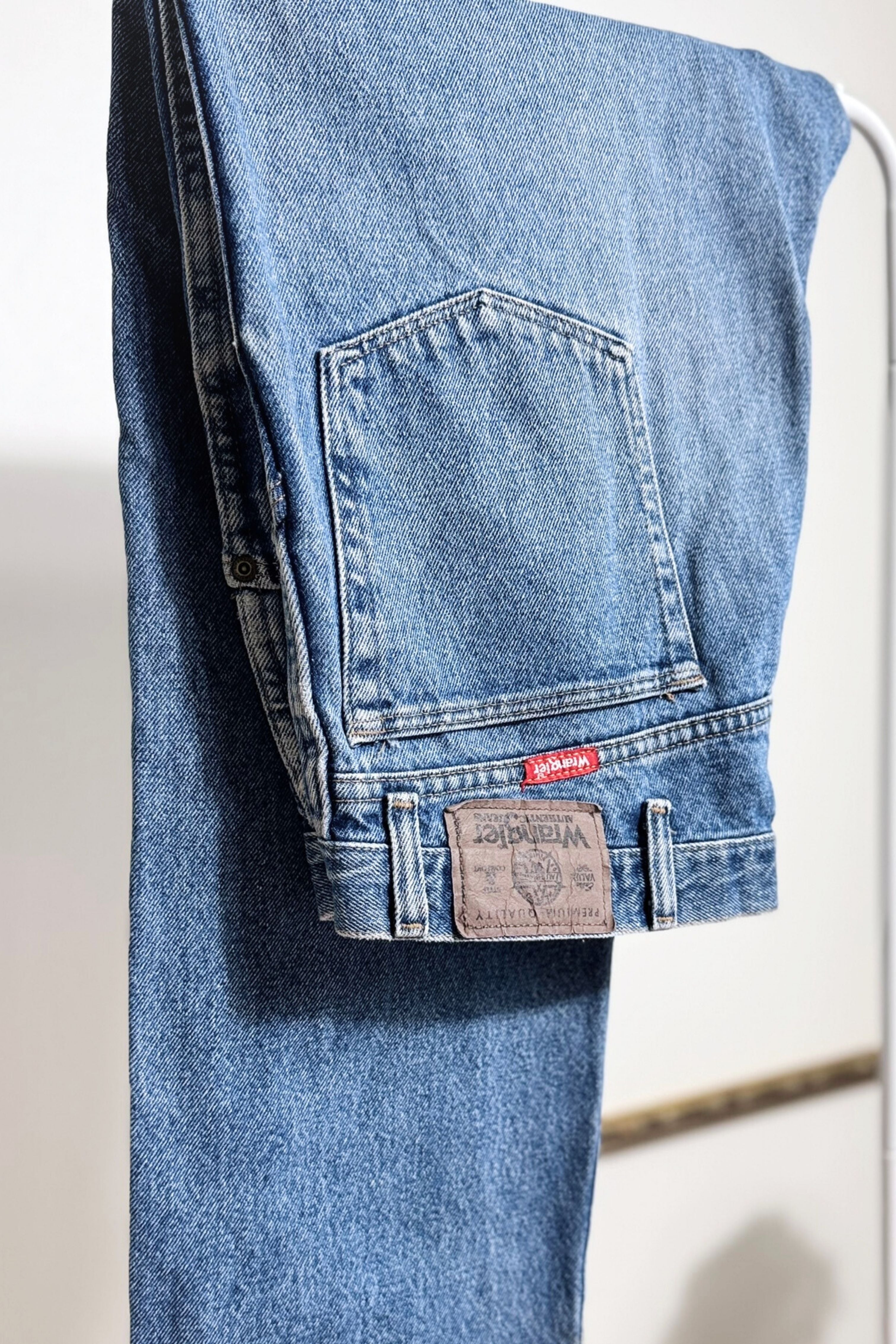 Jeans Wrangler large W32 bleu moyen