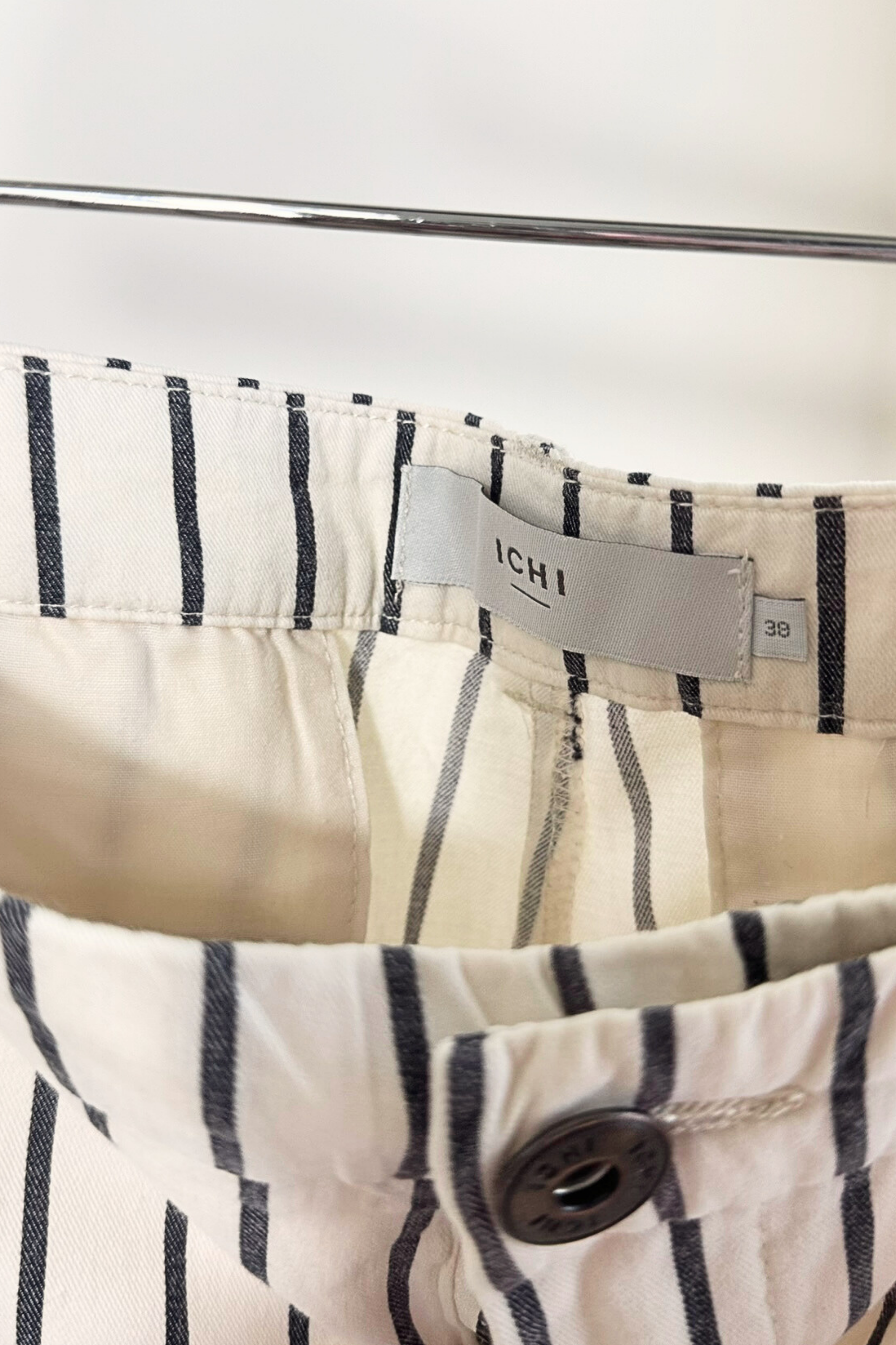 Pantalon ICHI droit à rayures blanc