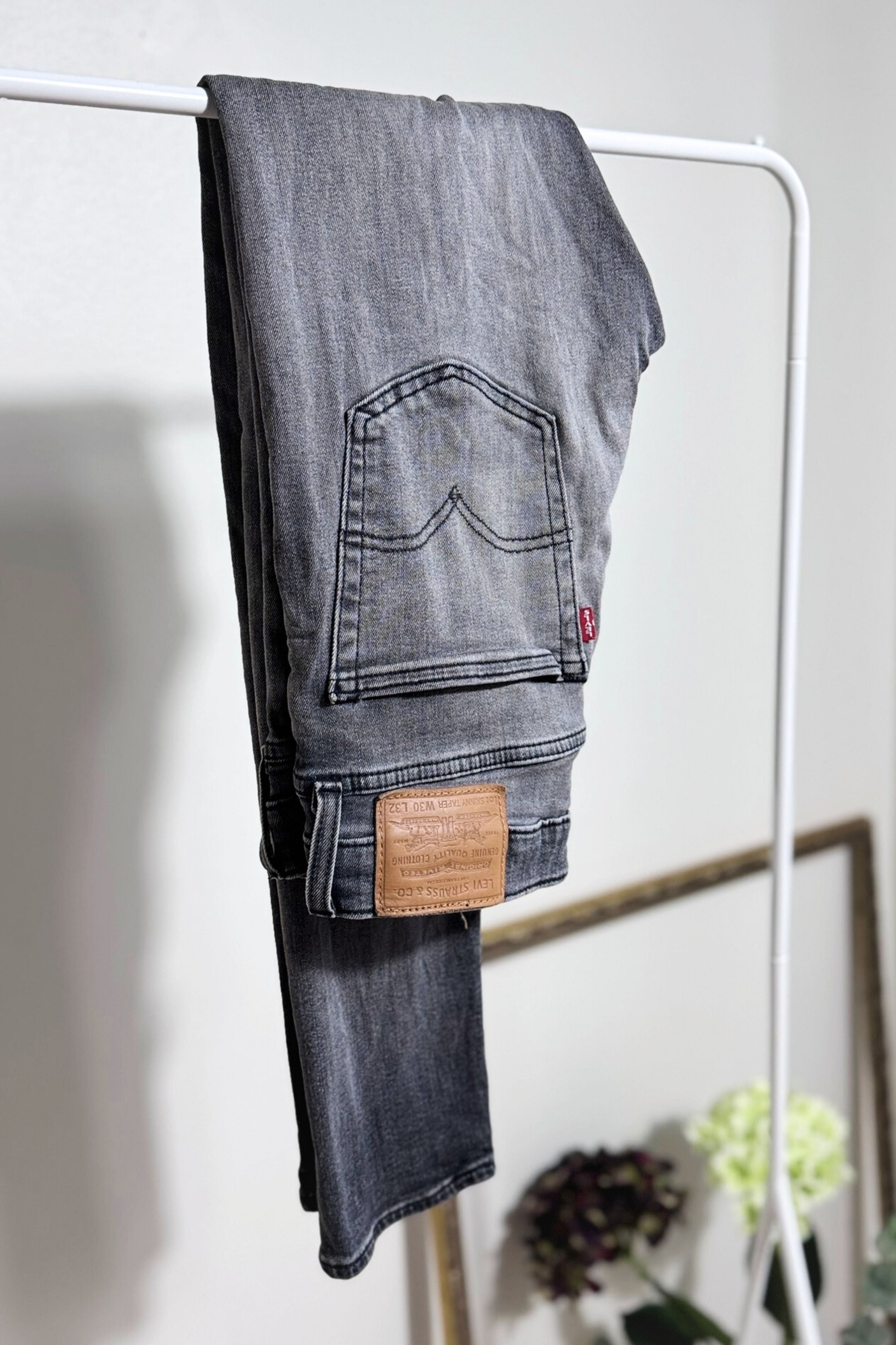 Jeans Levi's skinny taper W30 L32 gris