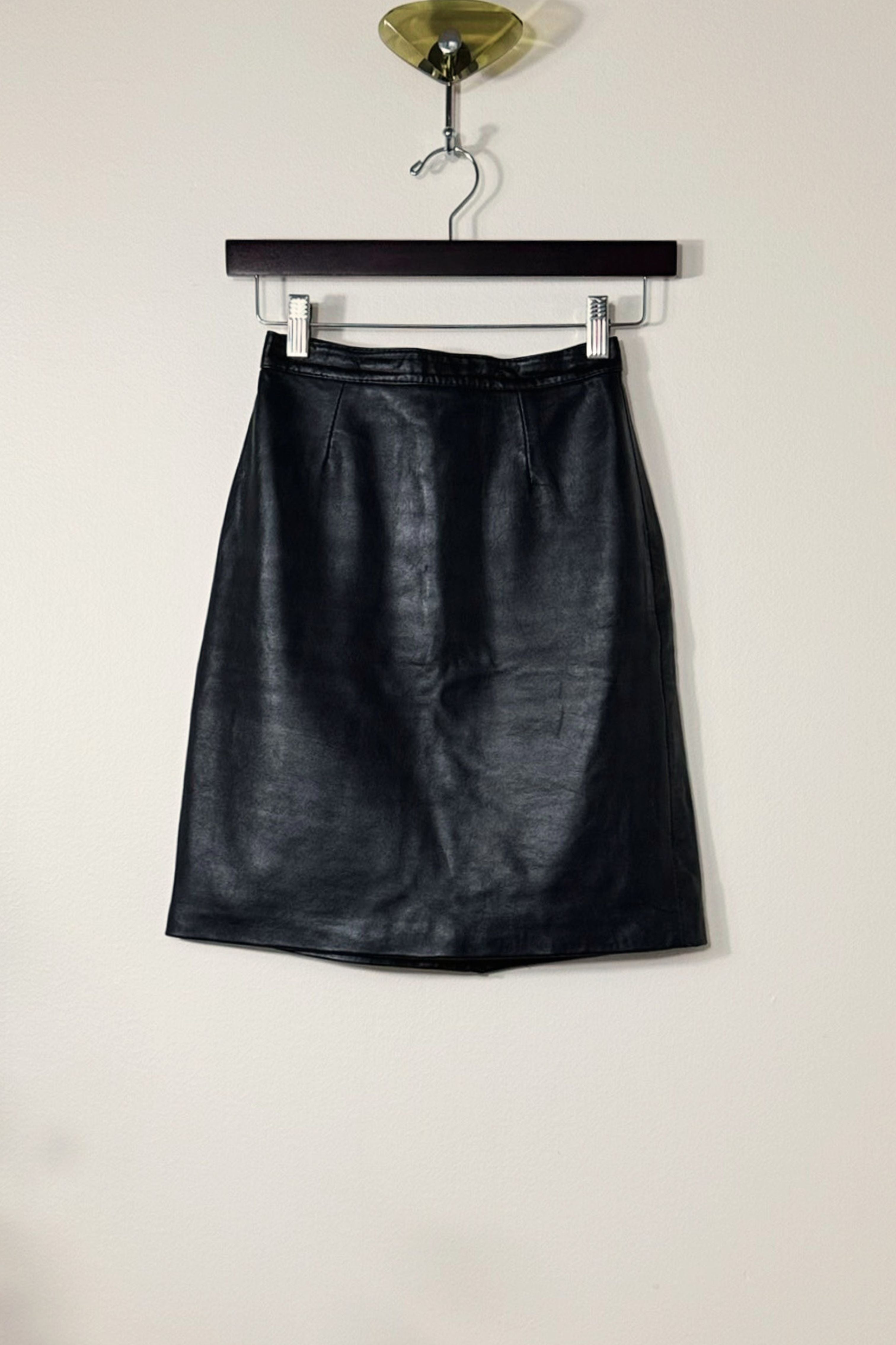 Jupe courte en cuir noire