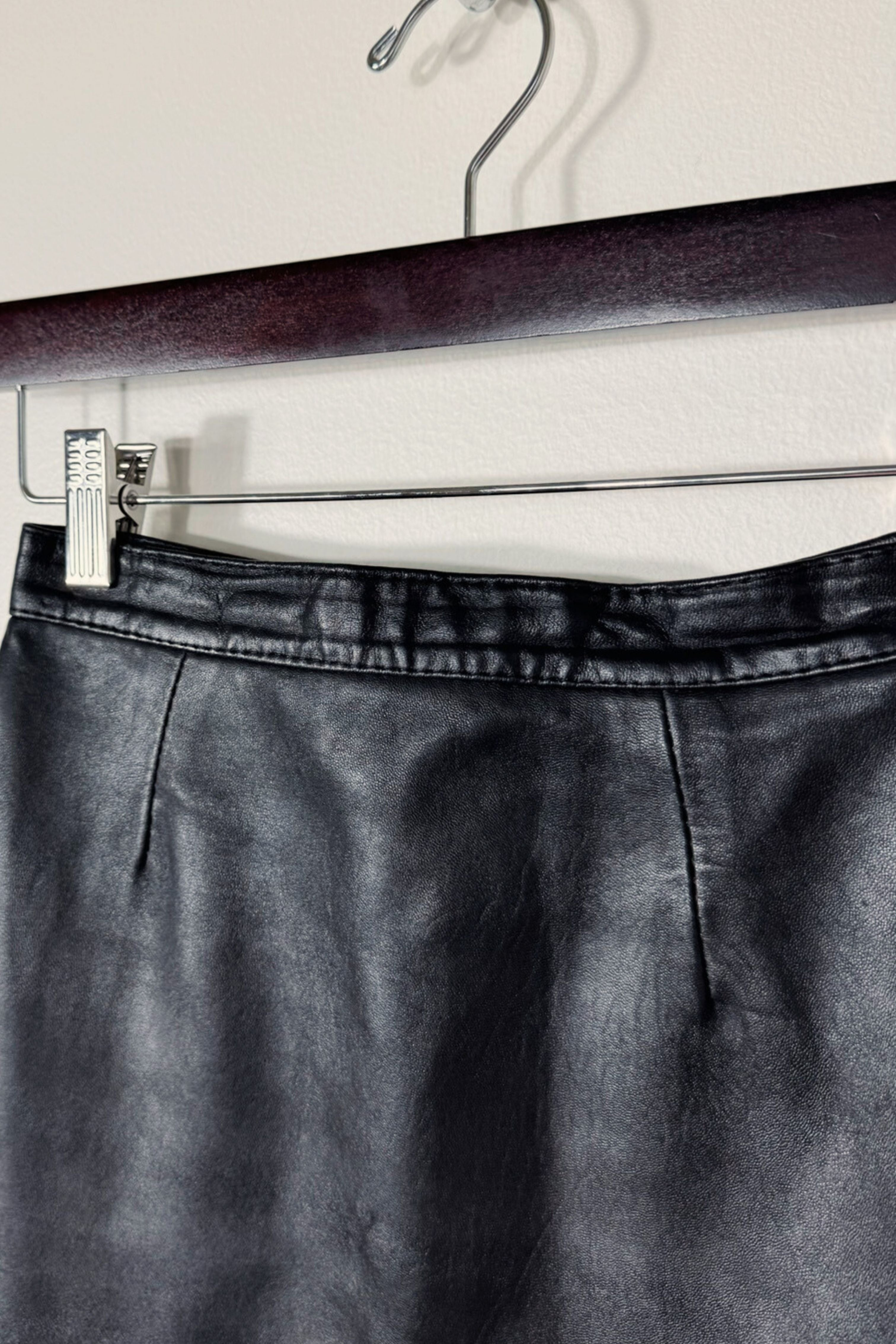 Jupe courte en cuir noire