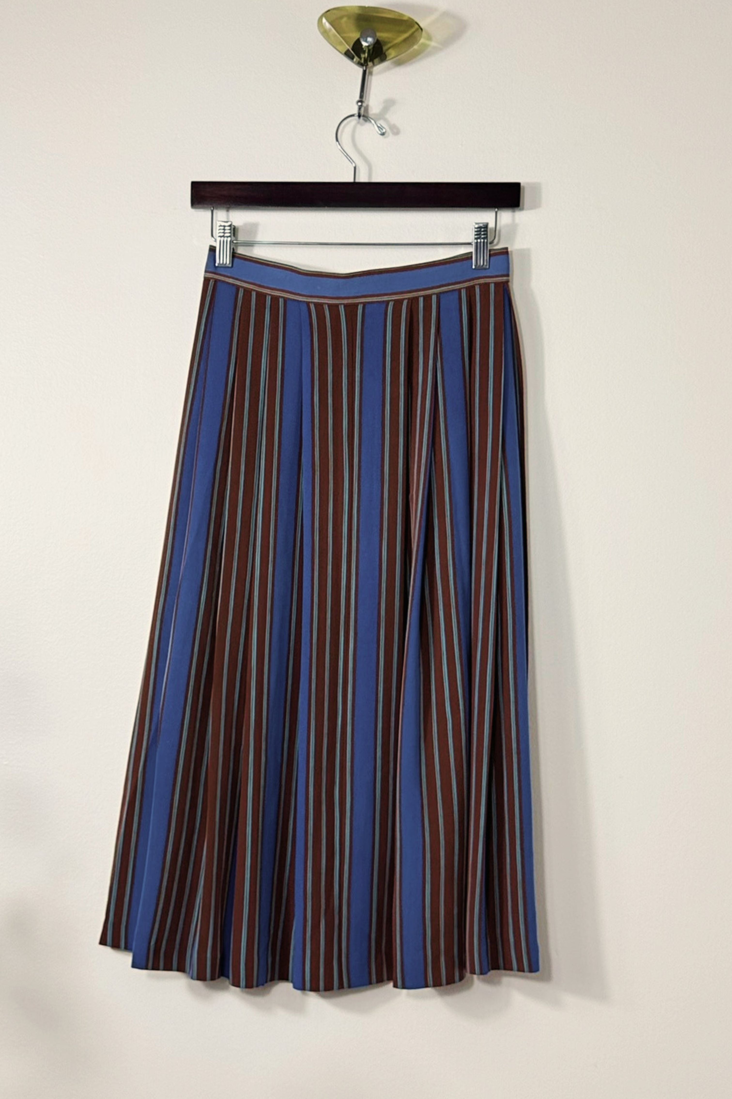 Jupe midi fluide à rayures bleue