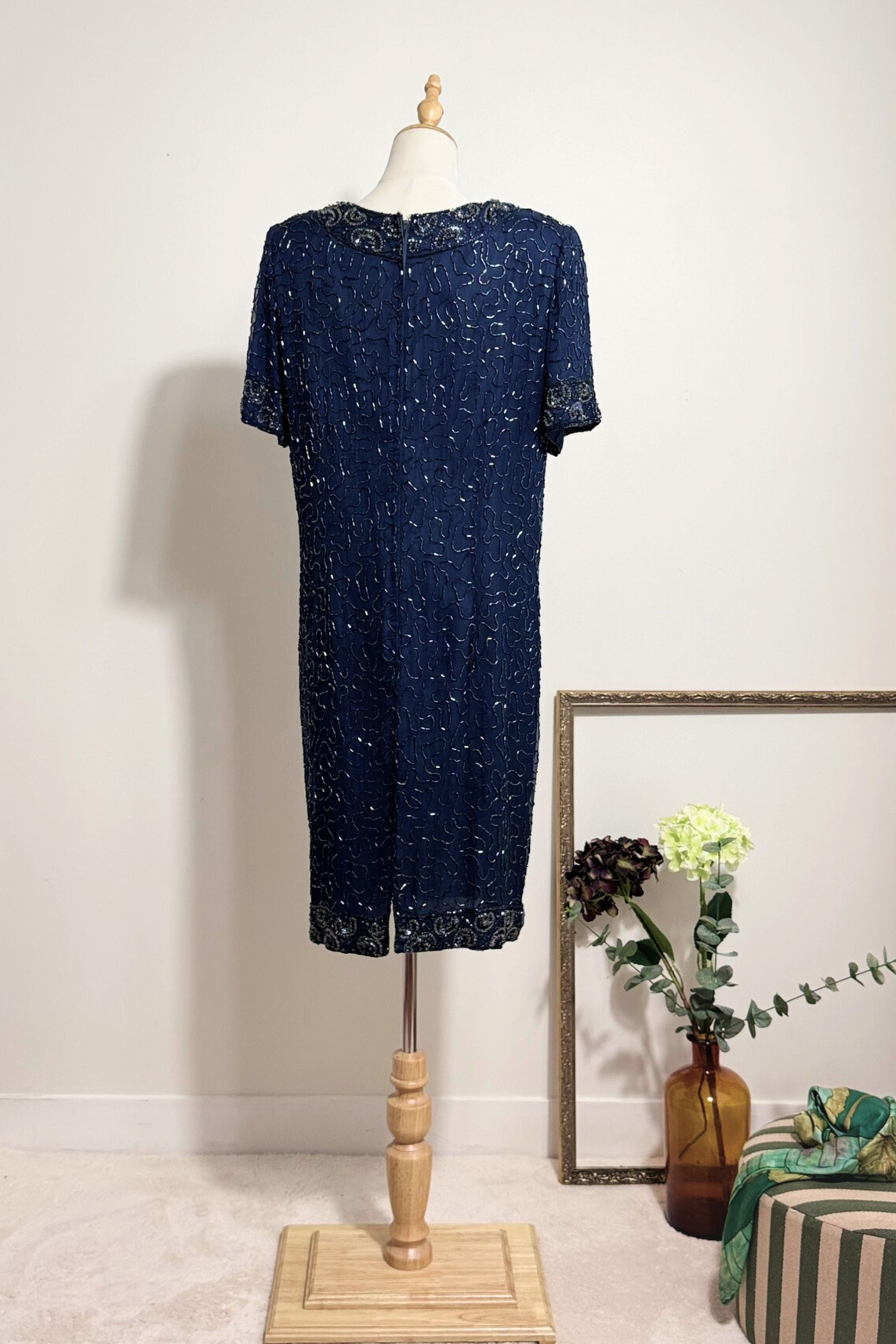 Robe en soie brodée sequins perles marine