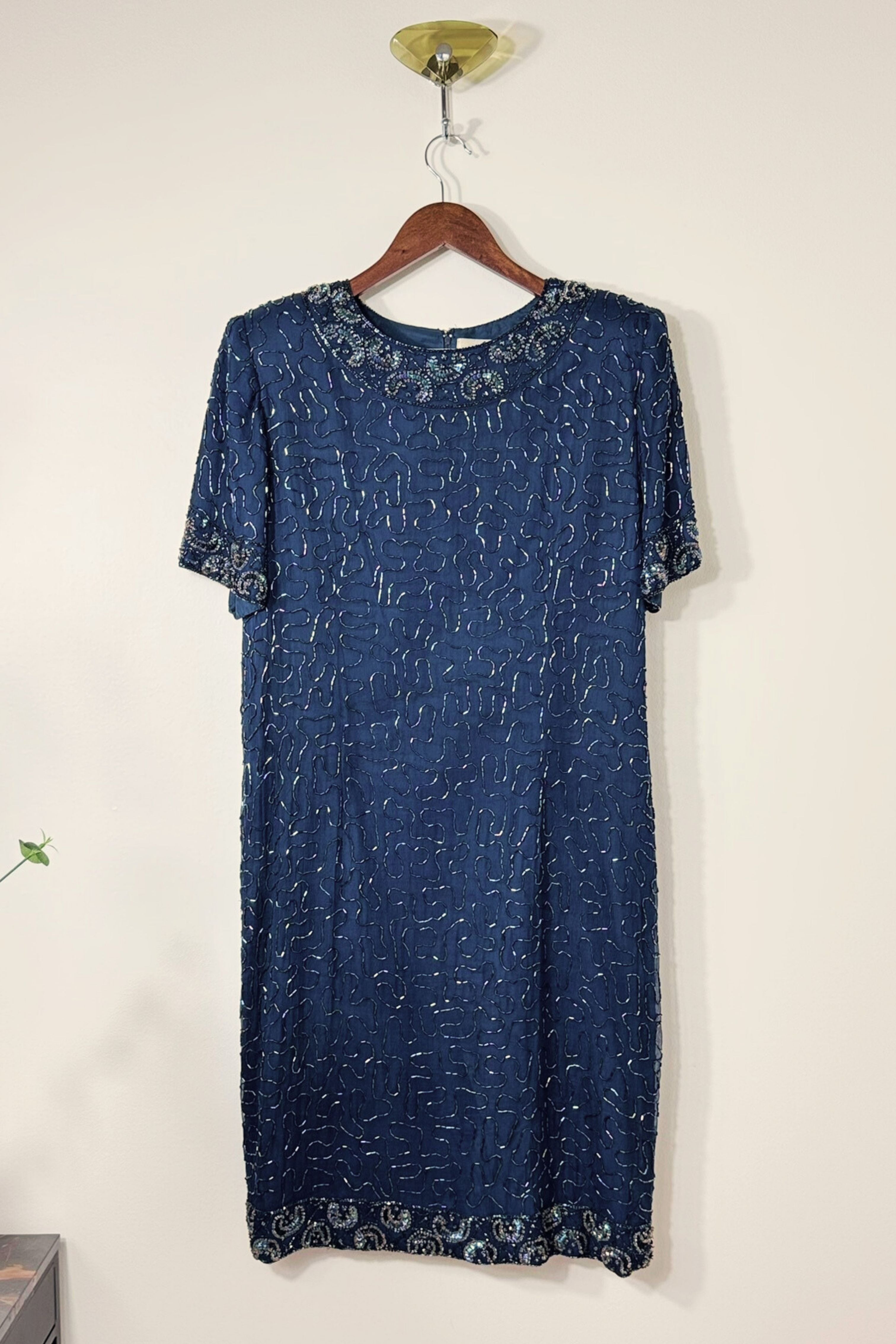 Robe en soie brodée sequins perles marine