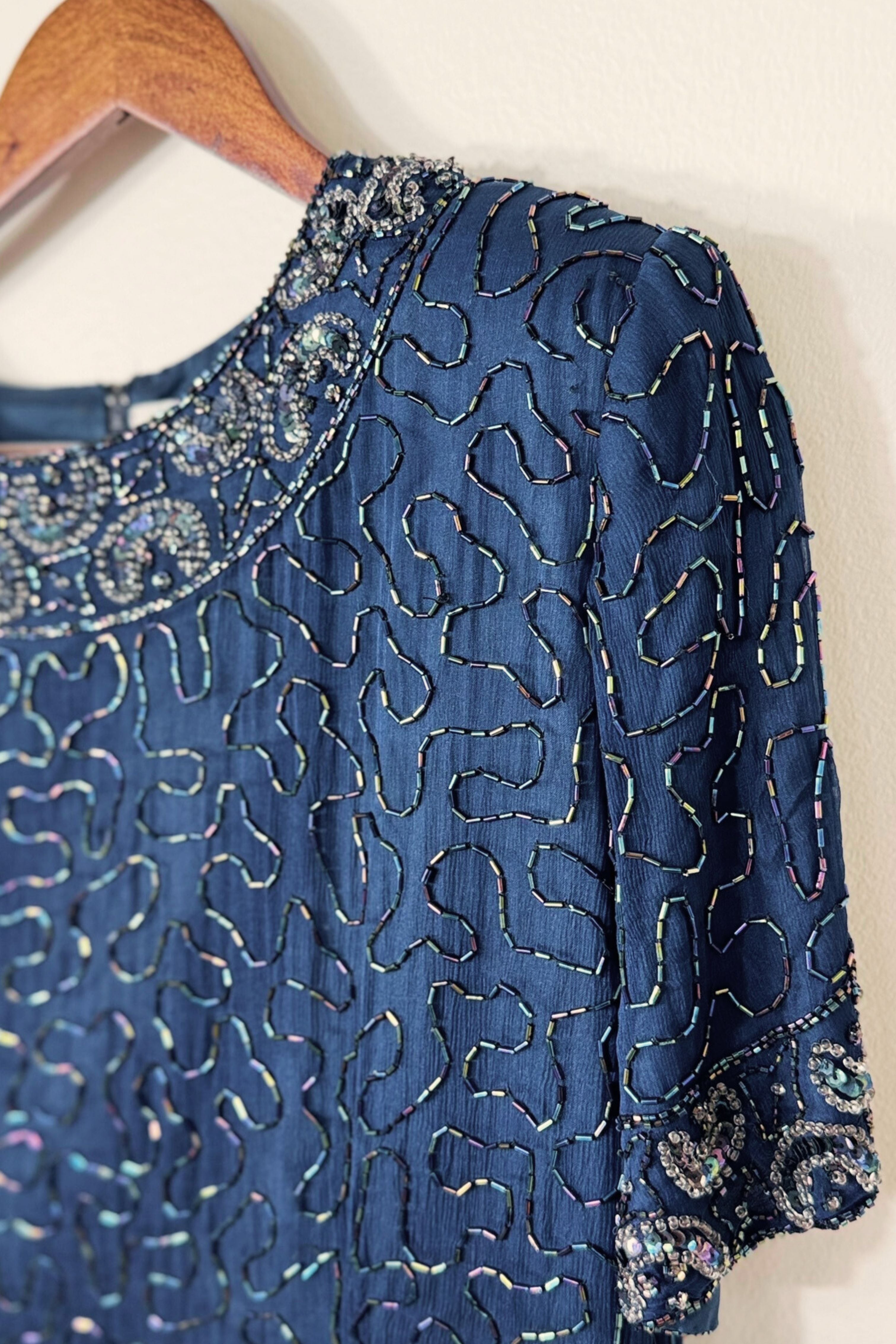 Robe en soie brodée sequins perles marine
