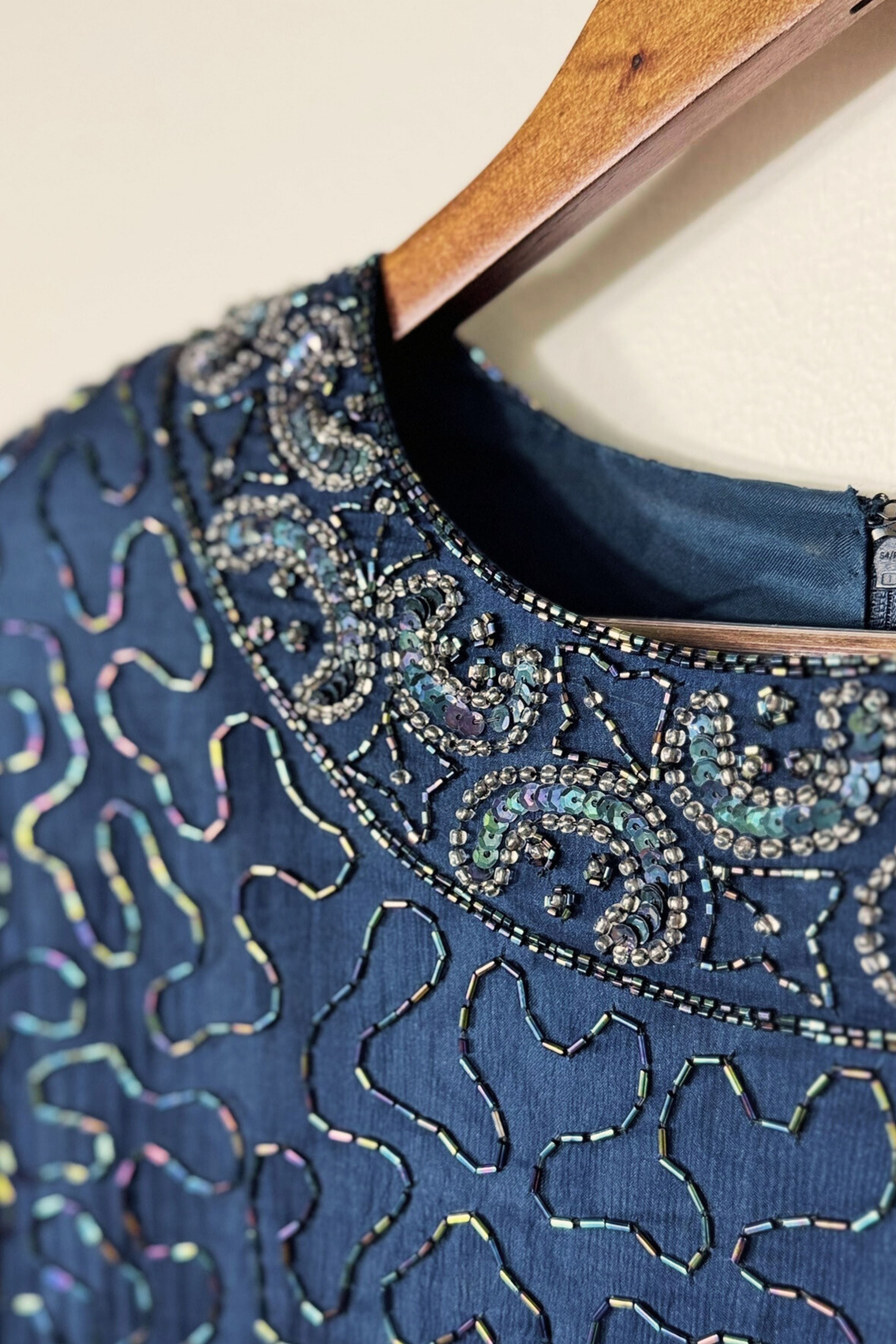 Robe en soie brodée sequins perles marine