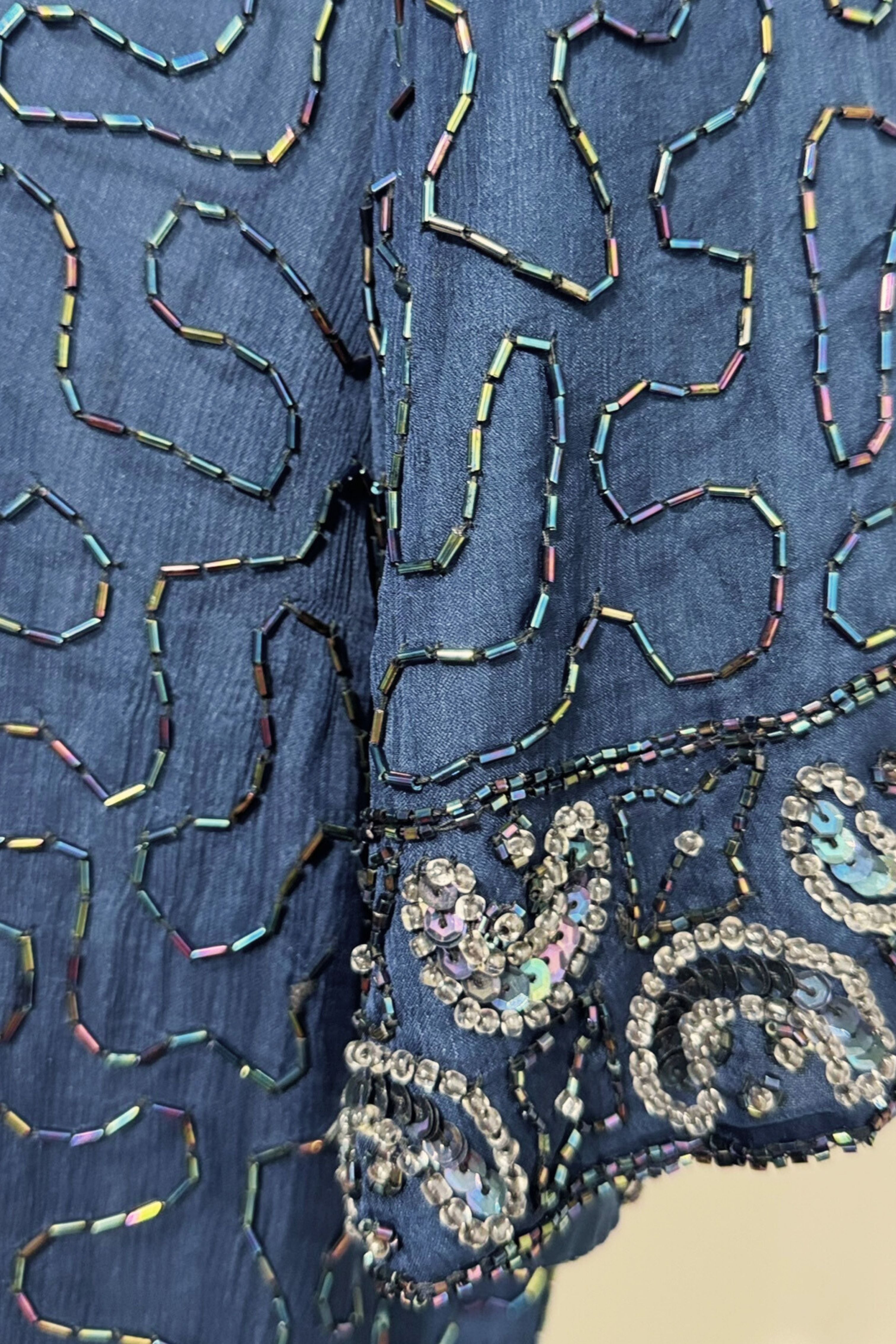 Robe en soie brodée sequins perles marine