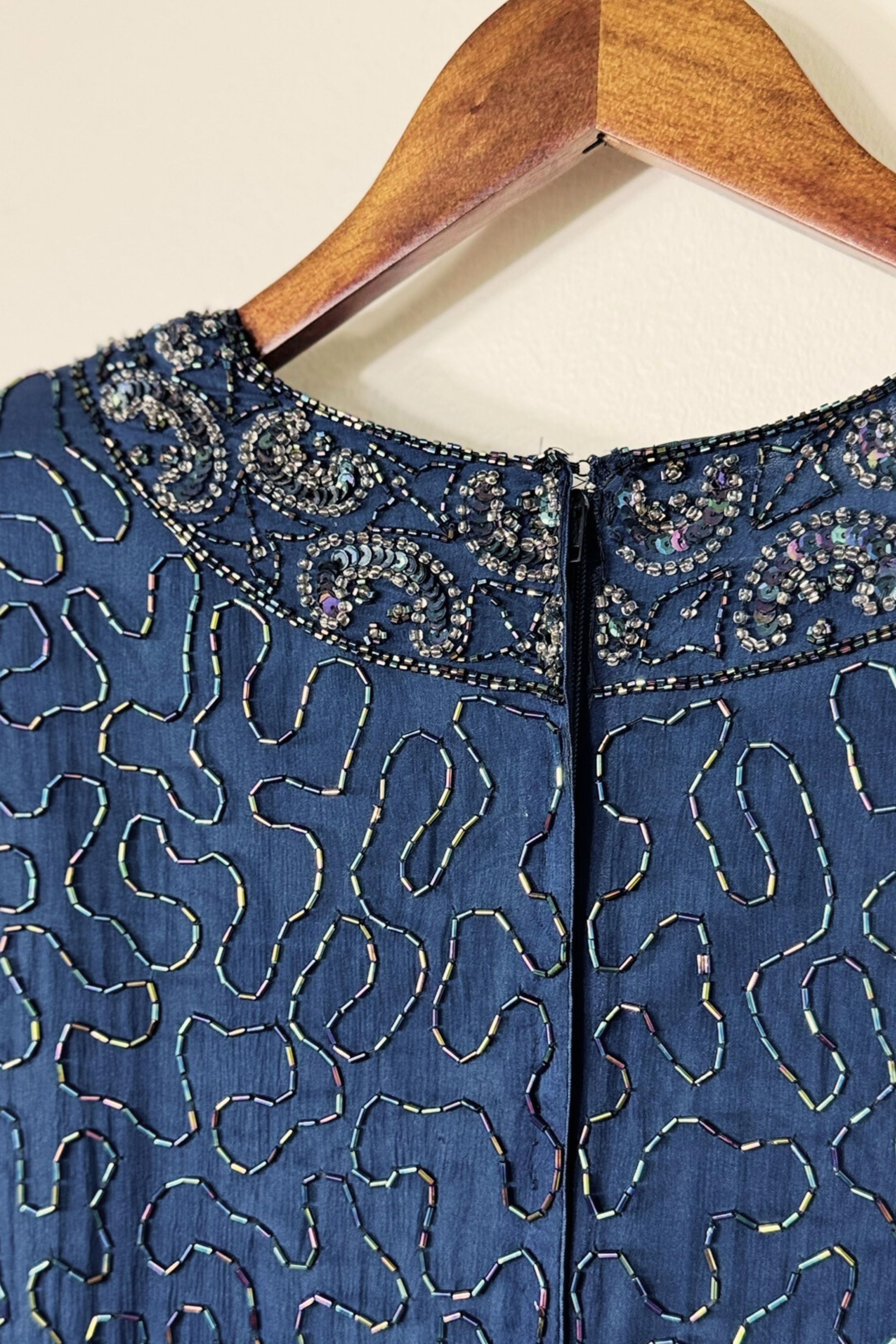 Robe en soie brodée sequins perles marine