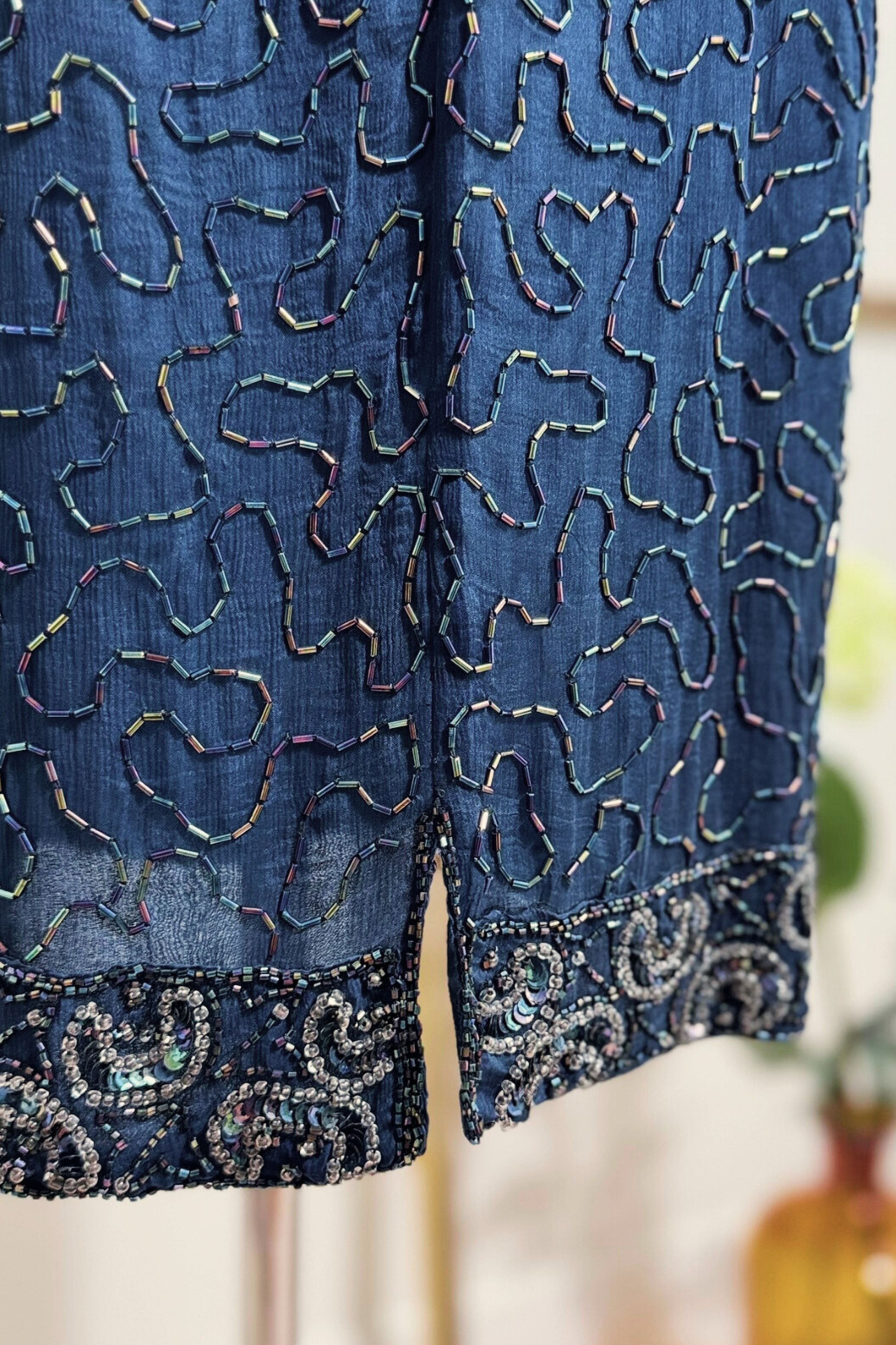 Robe en soie brodée sequins perles marine