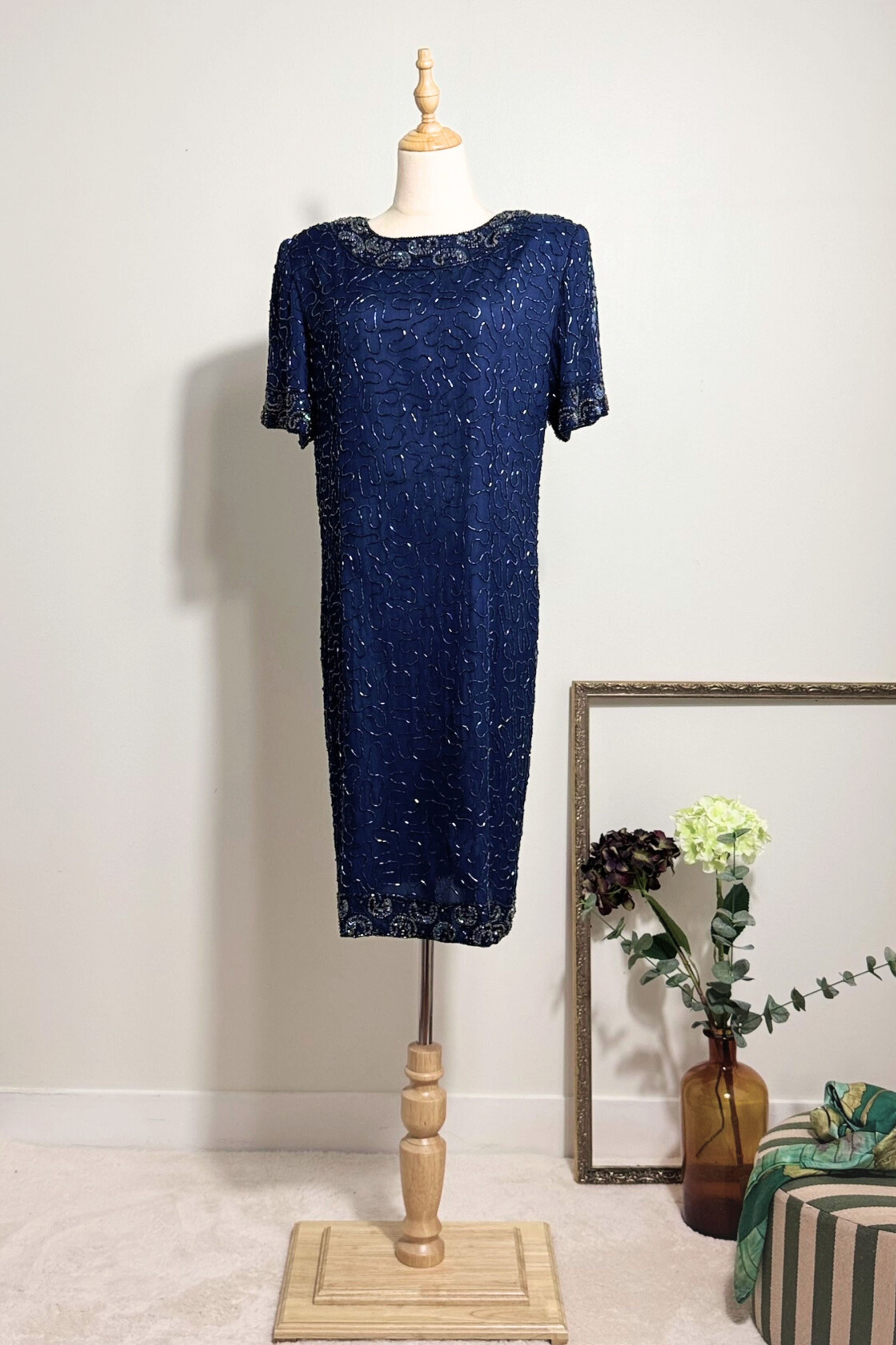 Robe en soie brodée sequins perles marine