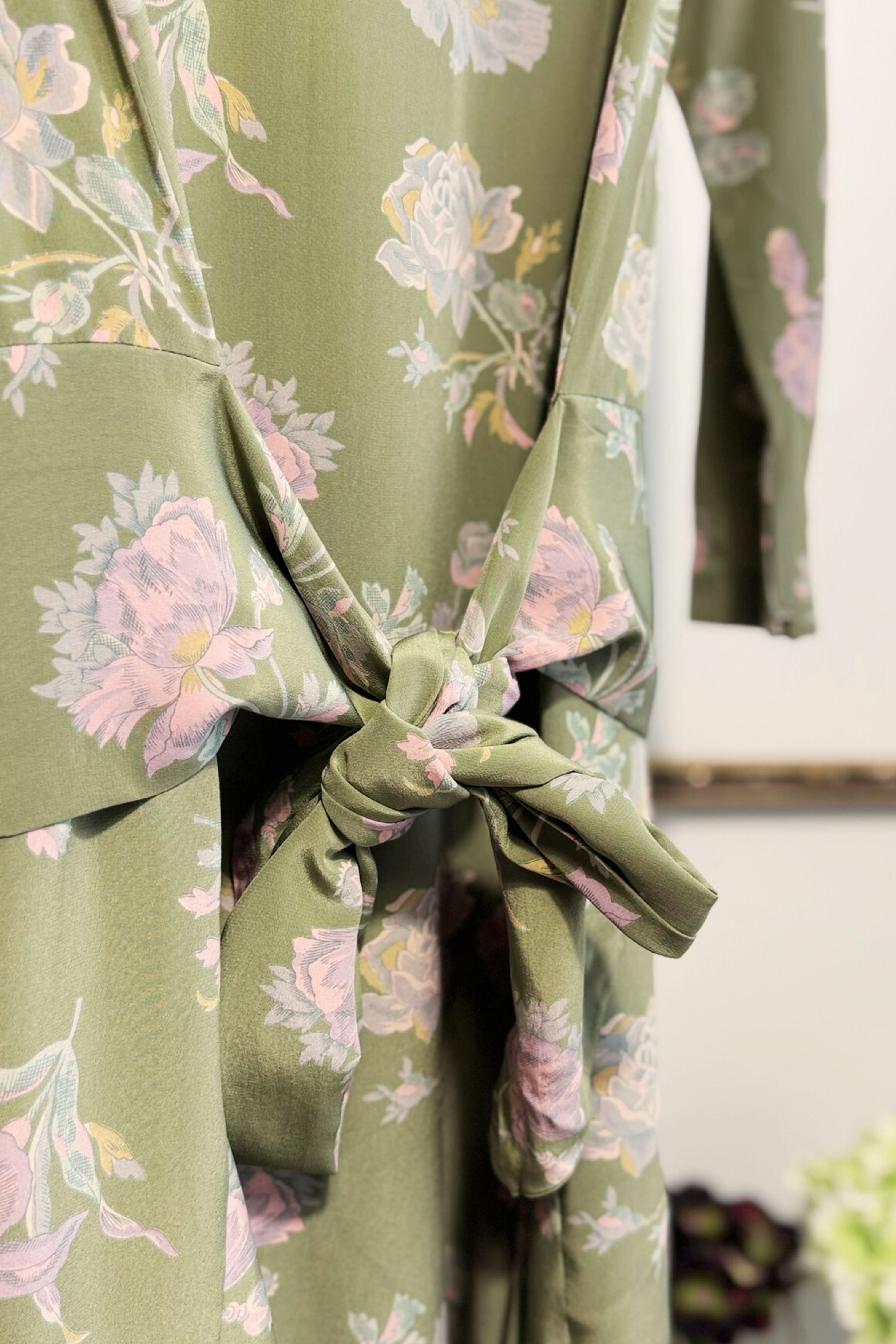 Robe midi en soie à fleurs kaki