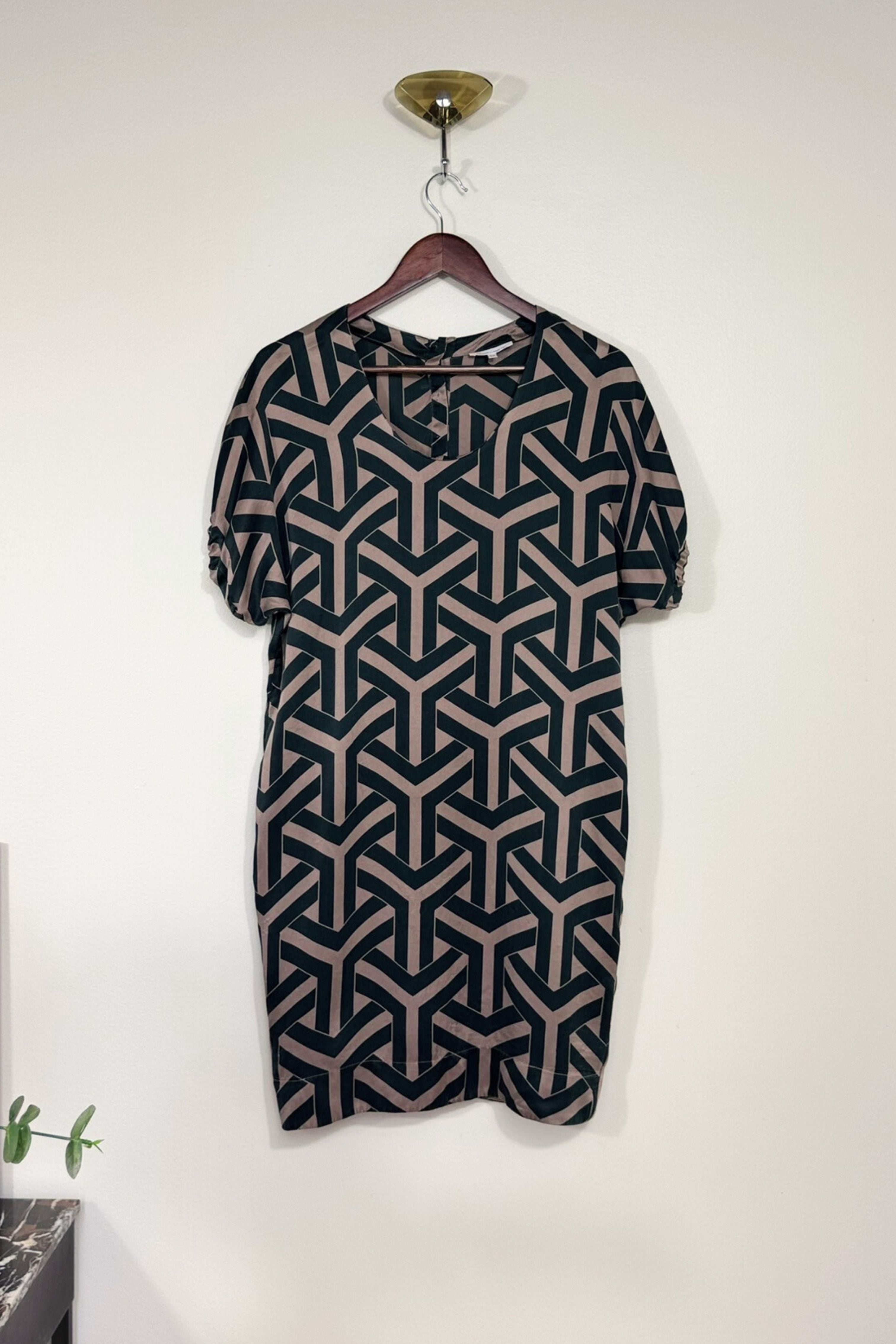 Robe courte en soie à motifs graphiques