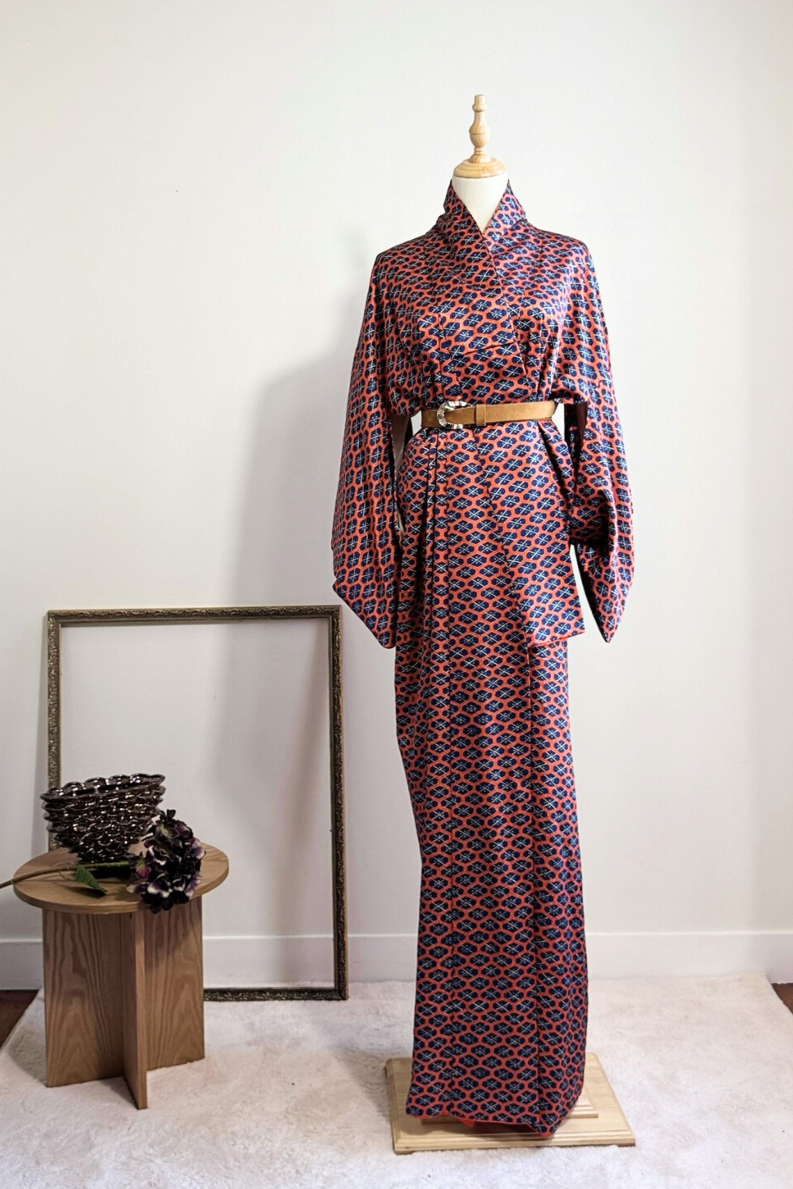 Kimono long en soie imprimé graphique rouge et marine
