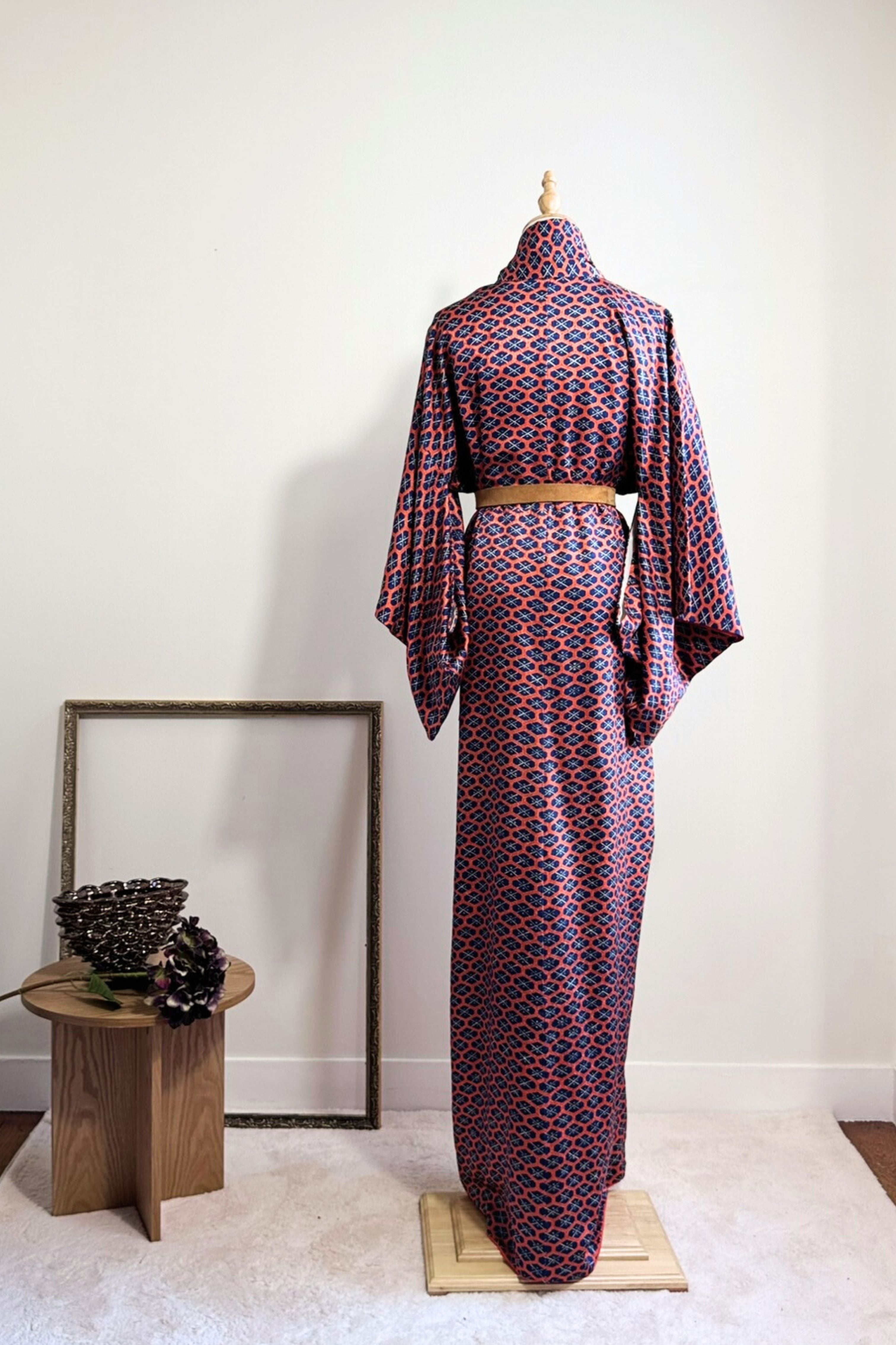 Kimono long en soie imprimé graphique rouge et marine