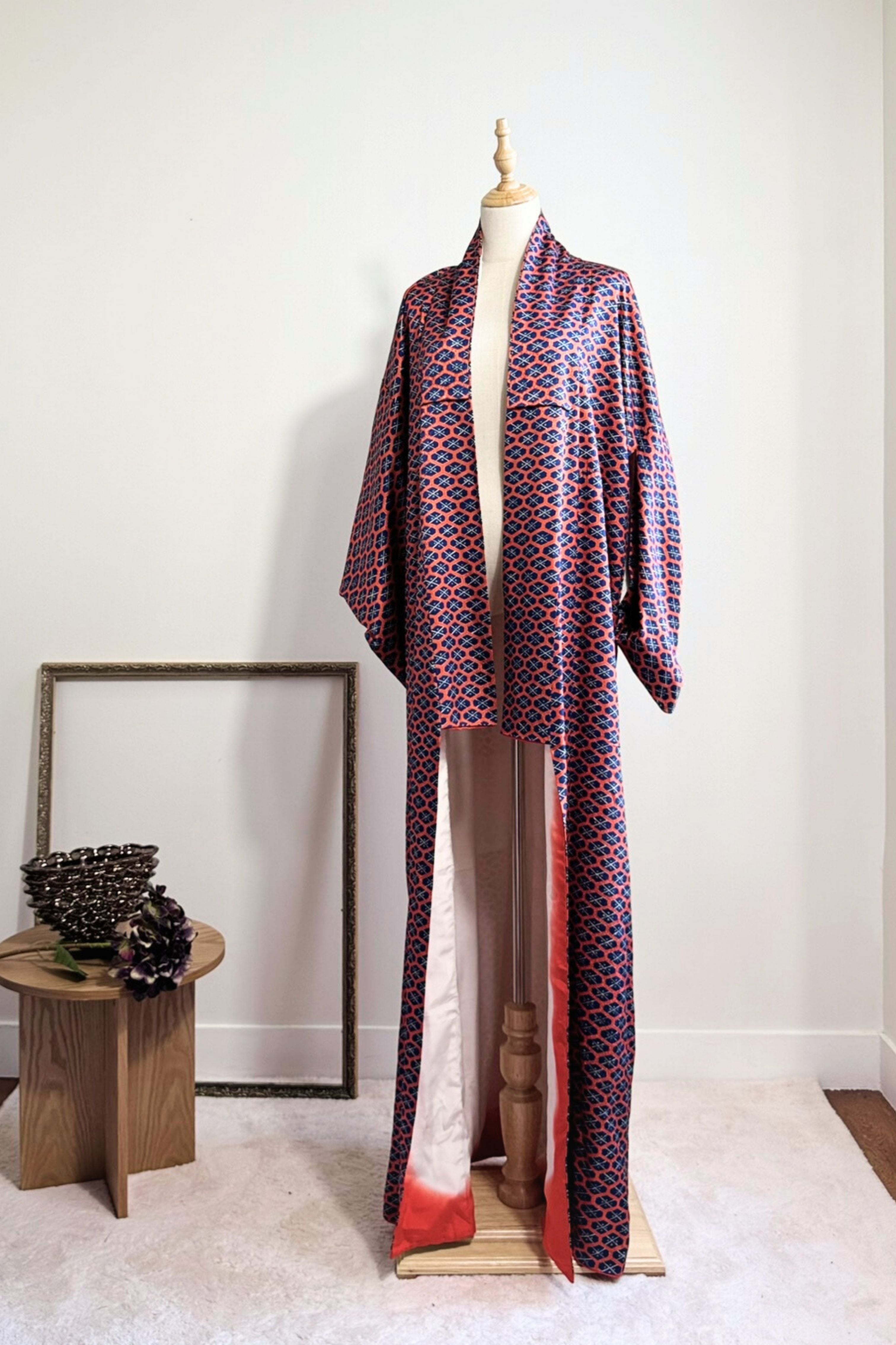Kimono long en soie imprimé graphique rouge et marine