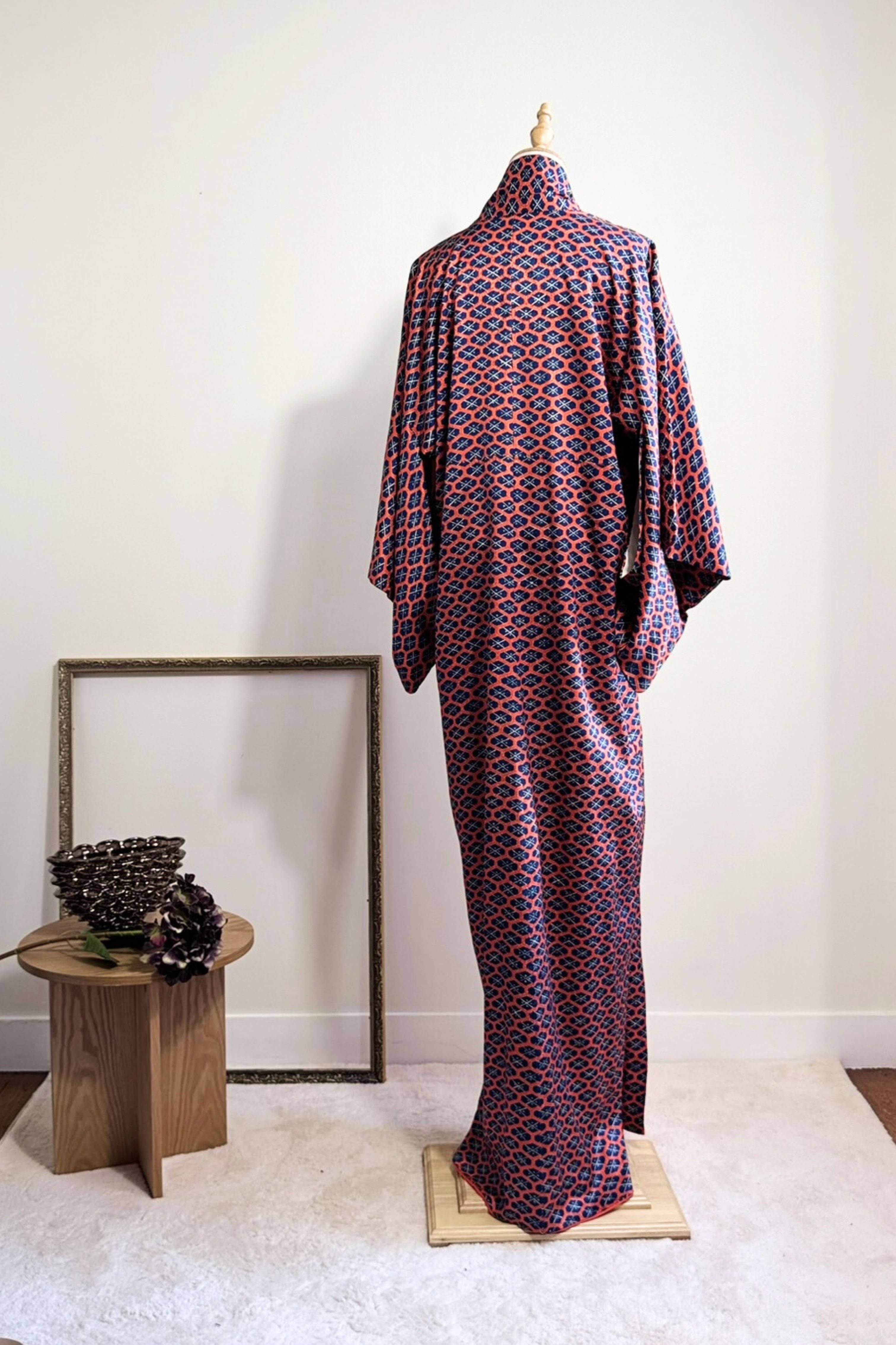Kimono long en soie imprimé graphique rouge et marine