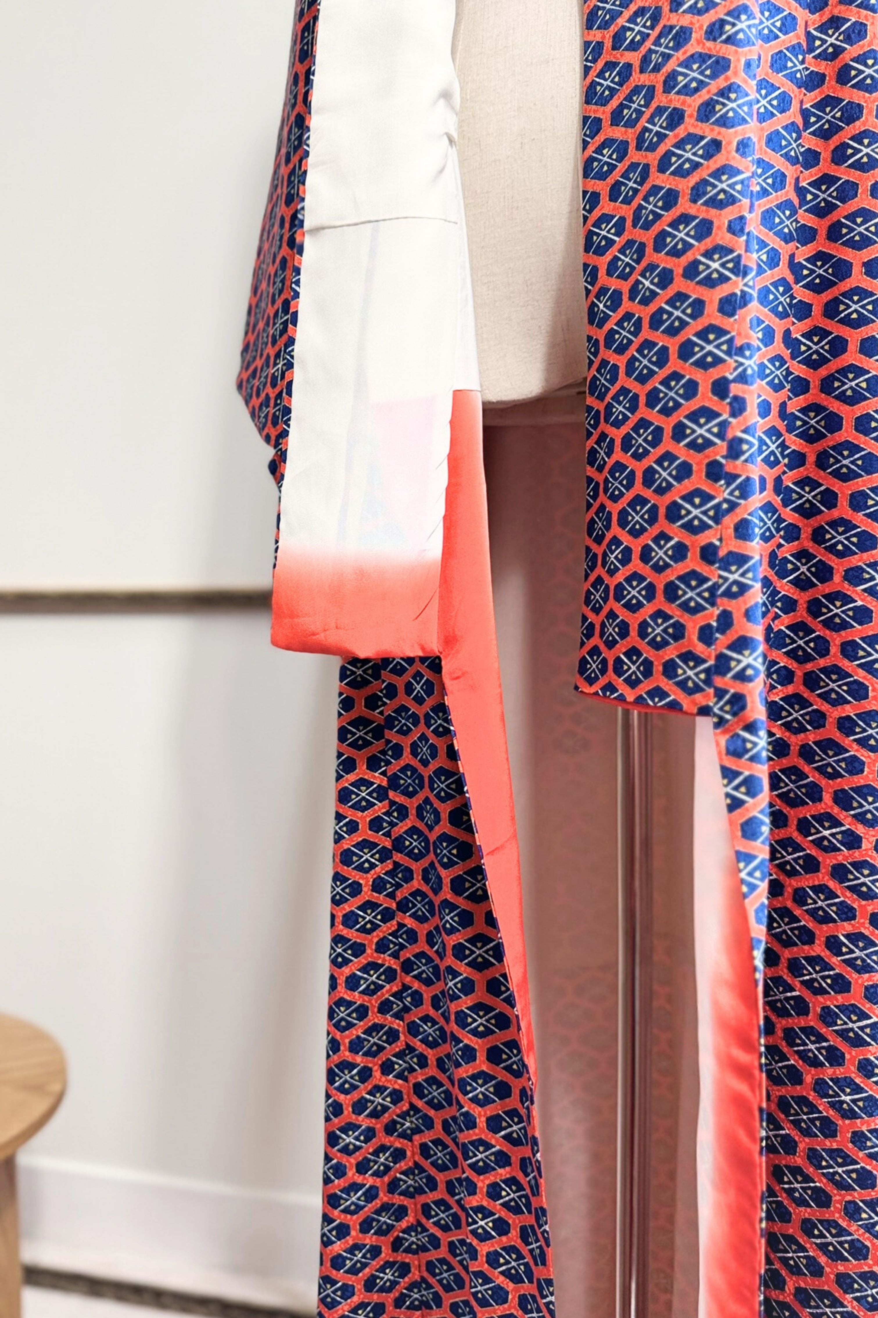 Kimono long en soie imprimé graphique rouge et marine