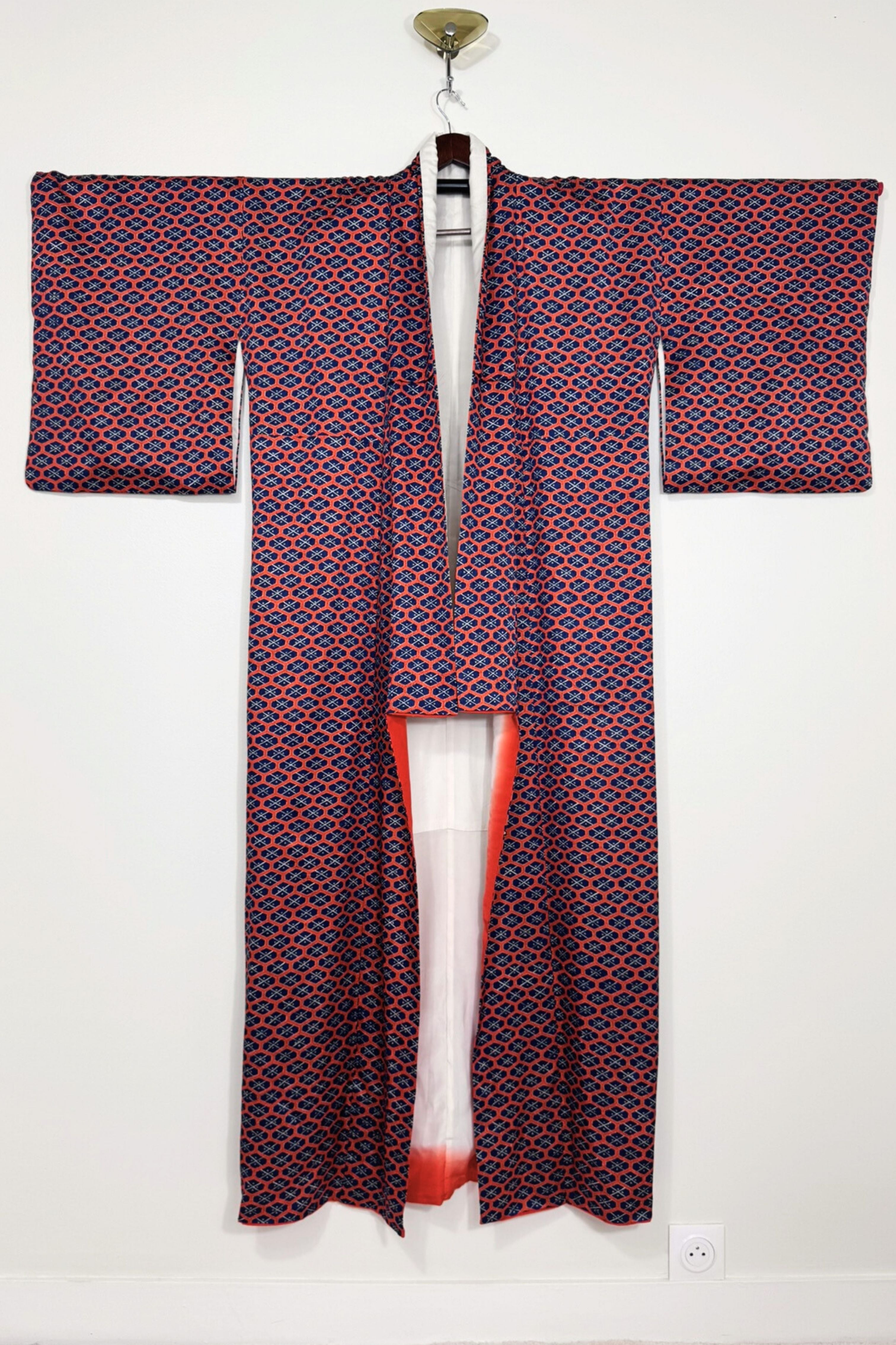 Kimono long en soie imprimé graphique rouge et marine