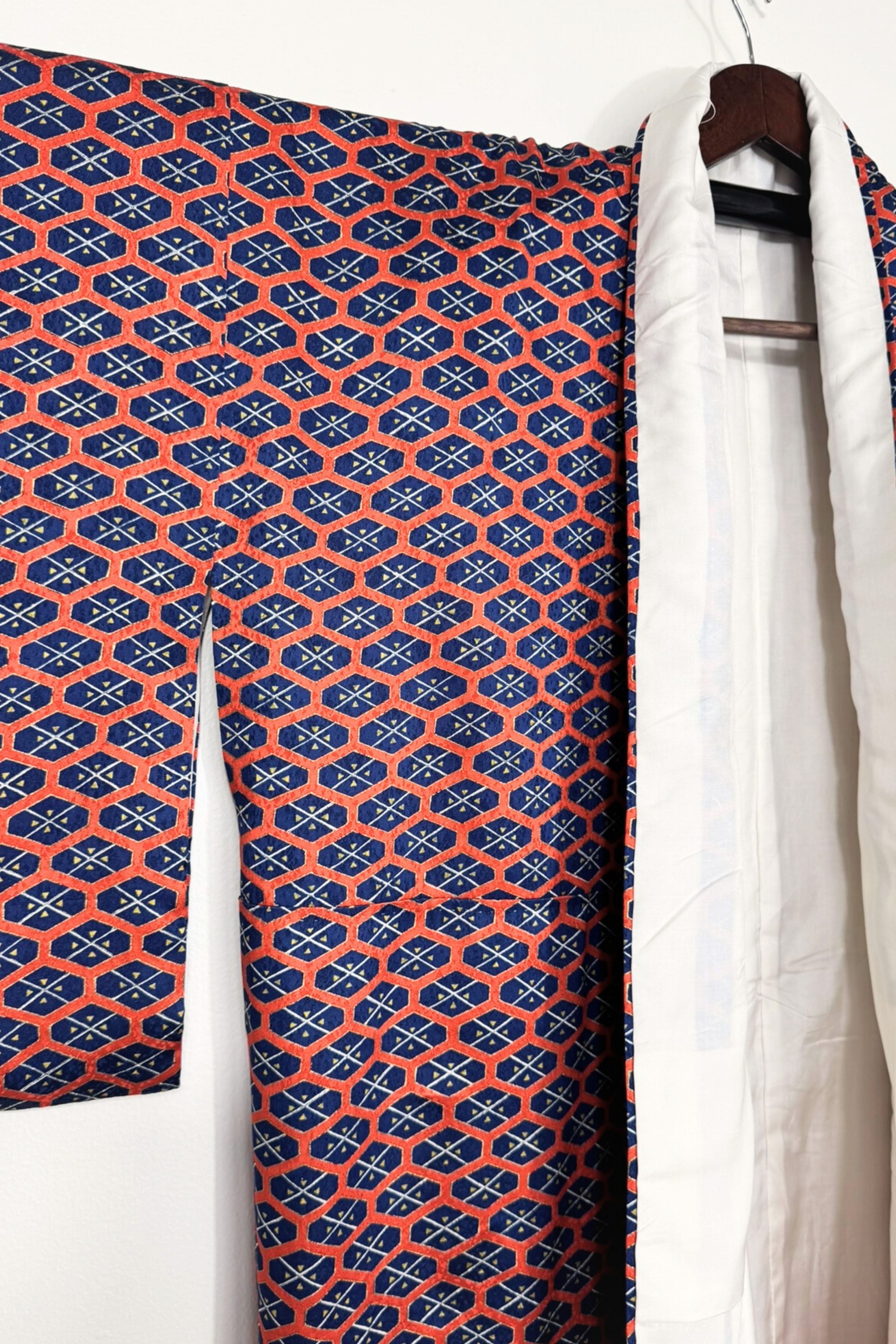 Kimono long en soie imprimé graphique rouge et marine