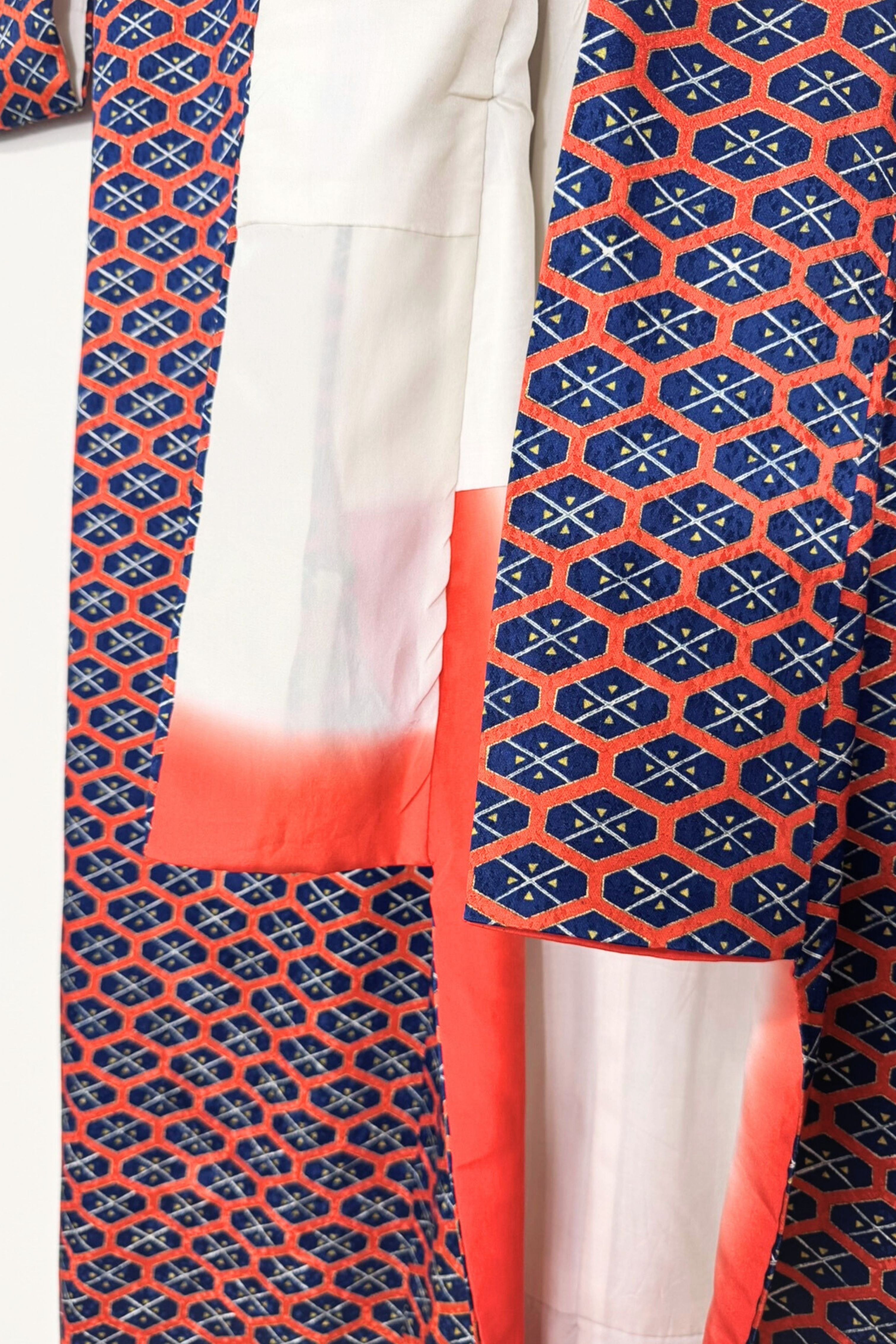 Kimono long en soie imprimé graphique rouge et marine