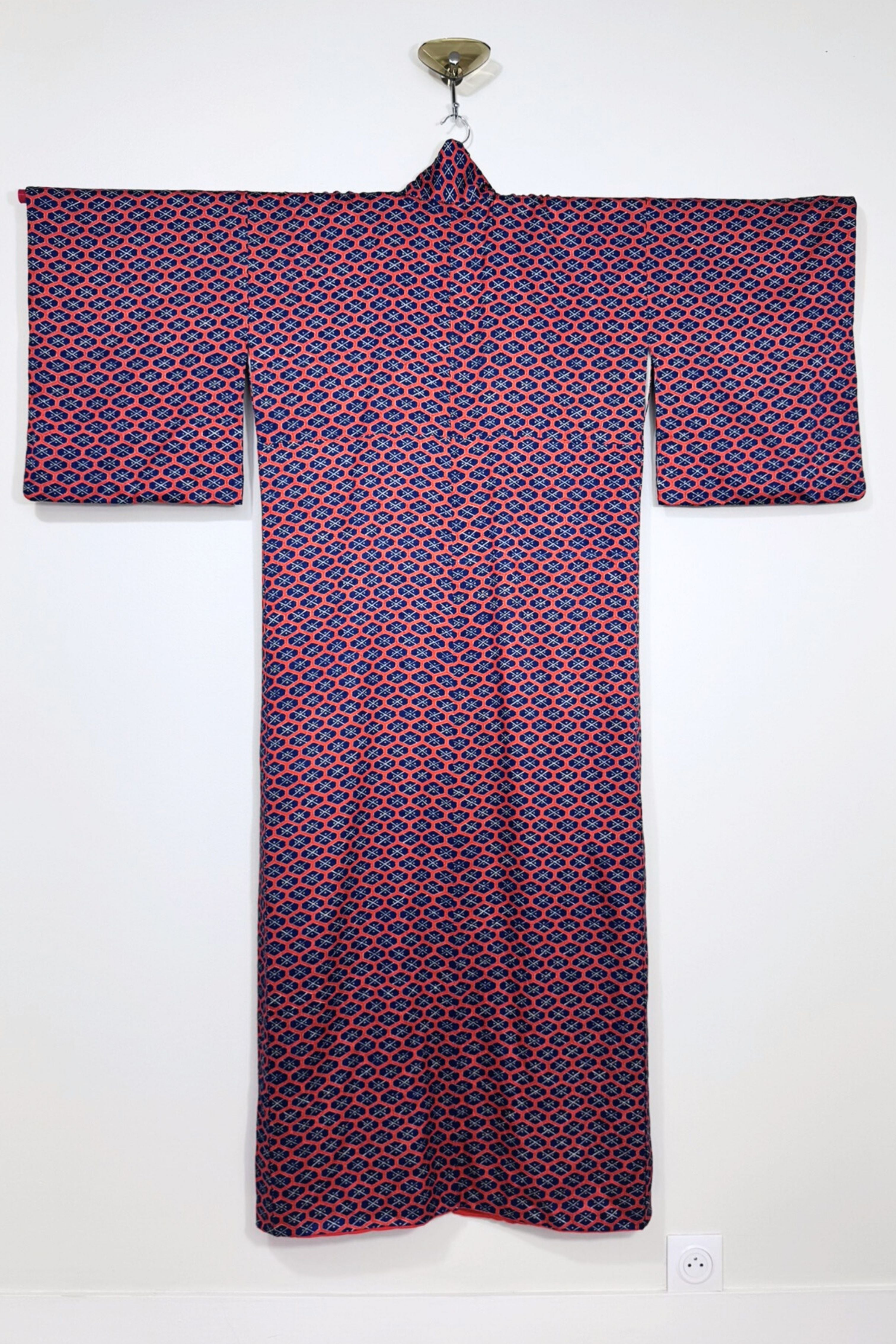 Kimono long en soie imprimé graphique rouge et marine
