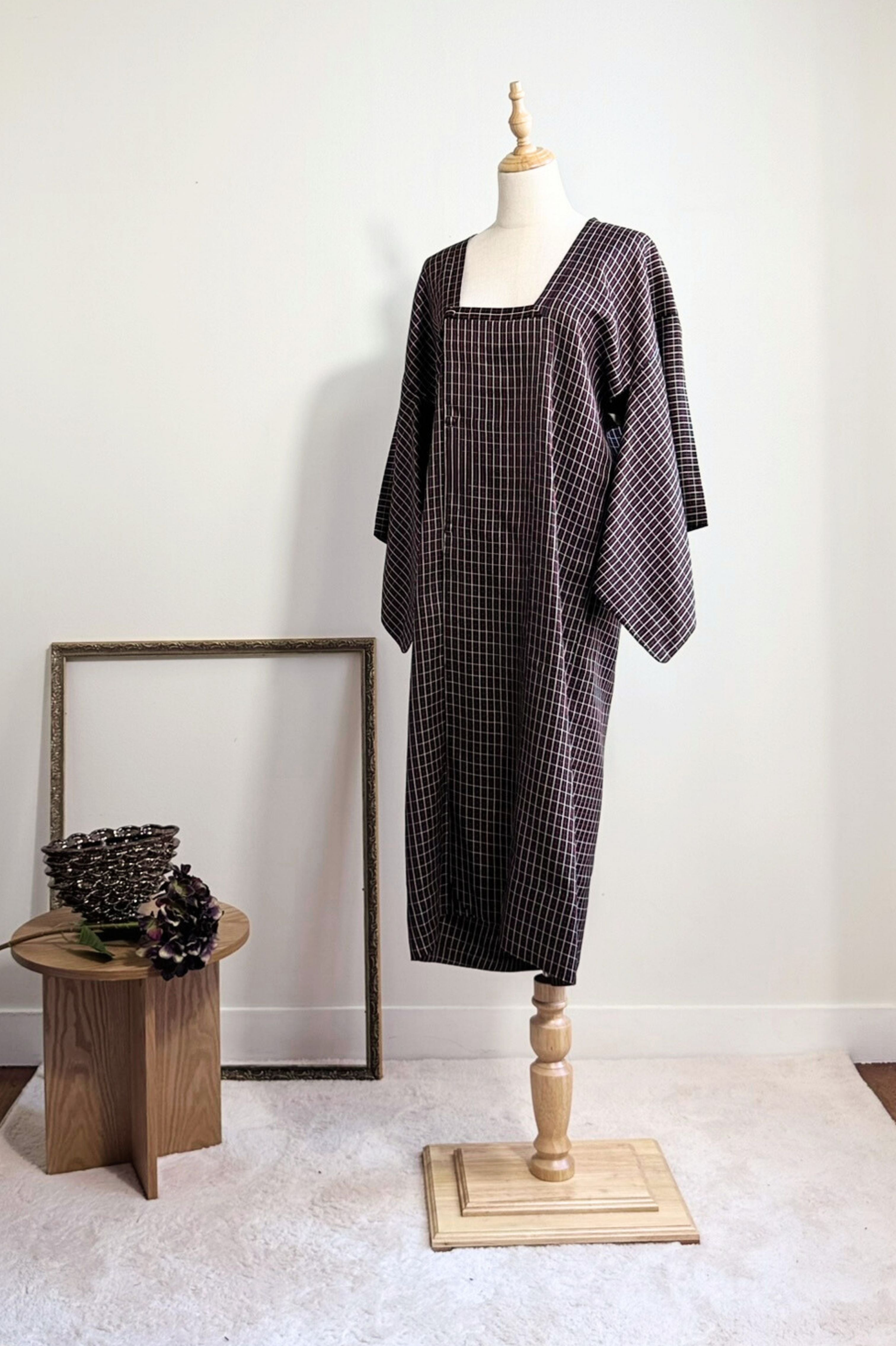 Robe kimono en soie à carreaux noire