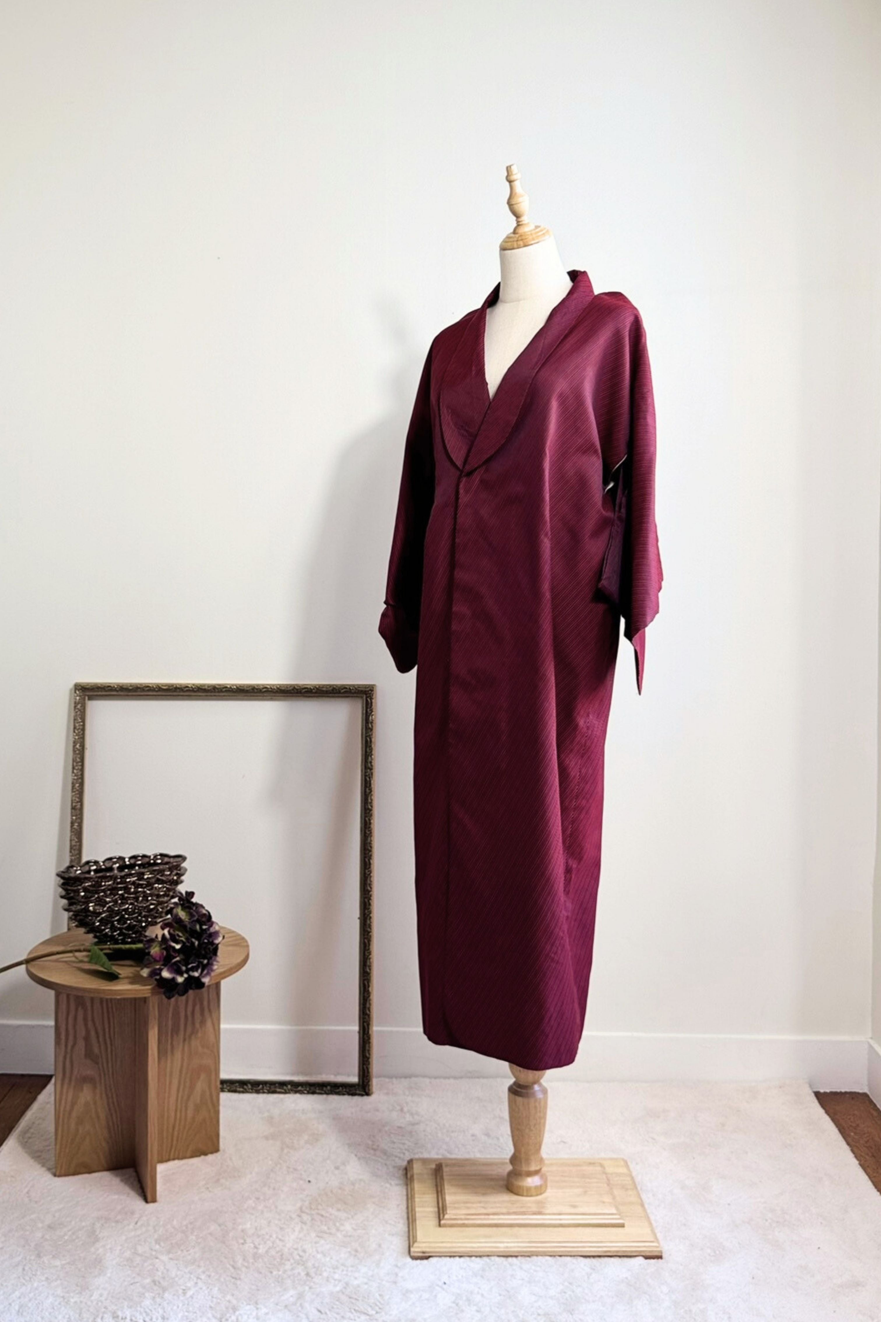 Robe kimono soyeuse à rayures noire et rouge