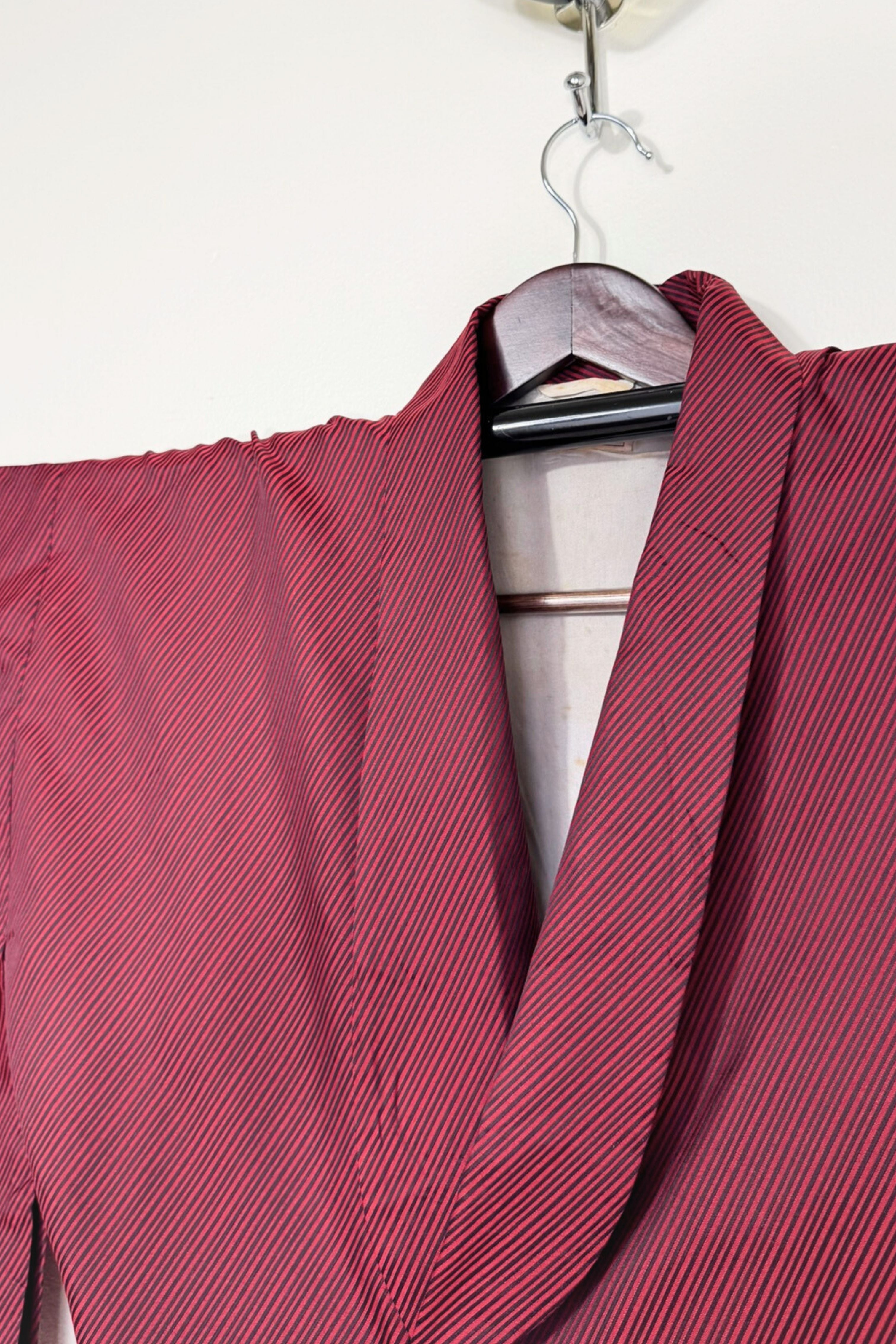 Robe kimono soyeuse à rayures noire et rouge