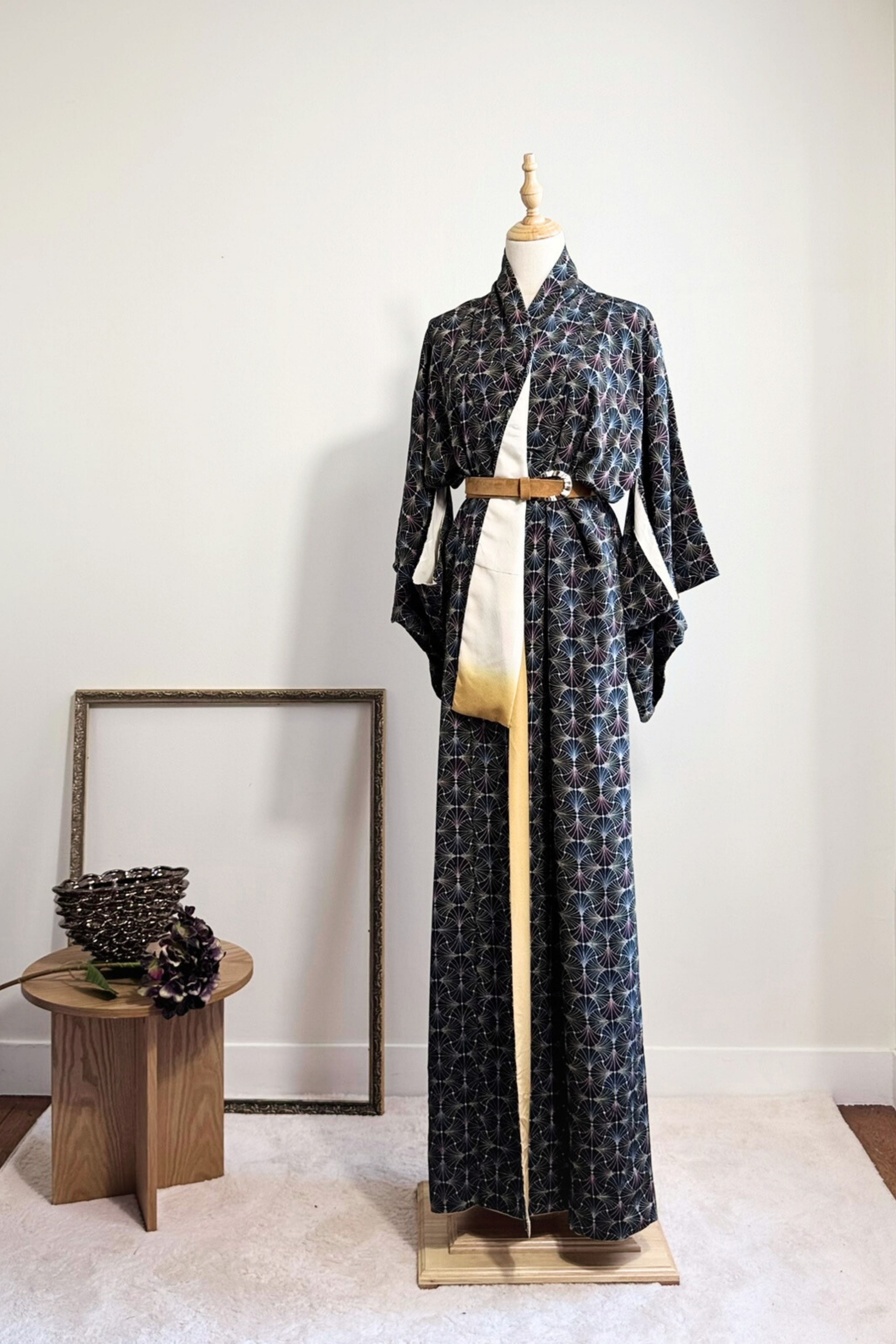 Kimono long en soie noir à motifs graphiques