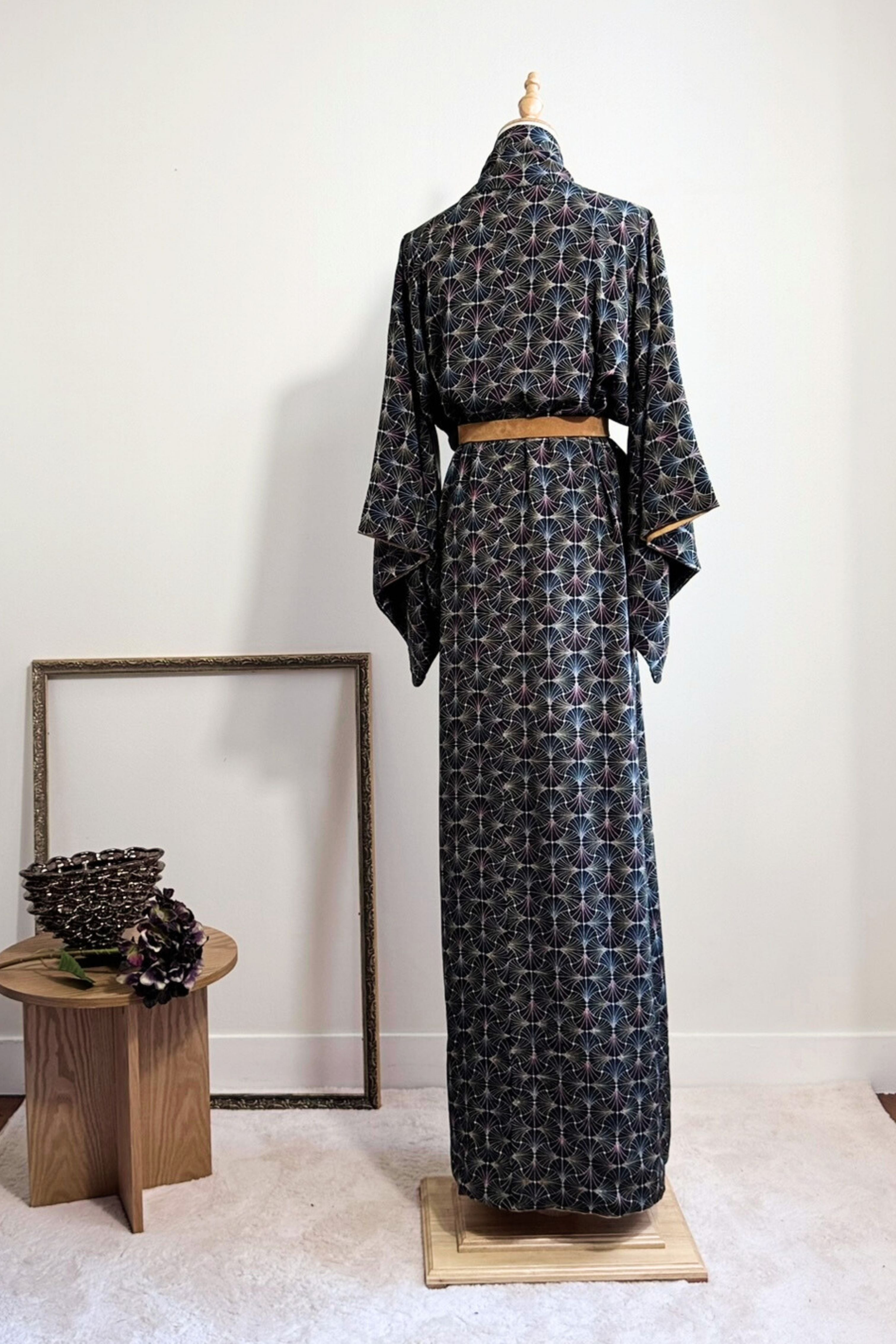 Kimono long en soie noir à motifs graphiques